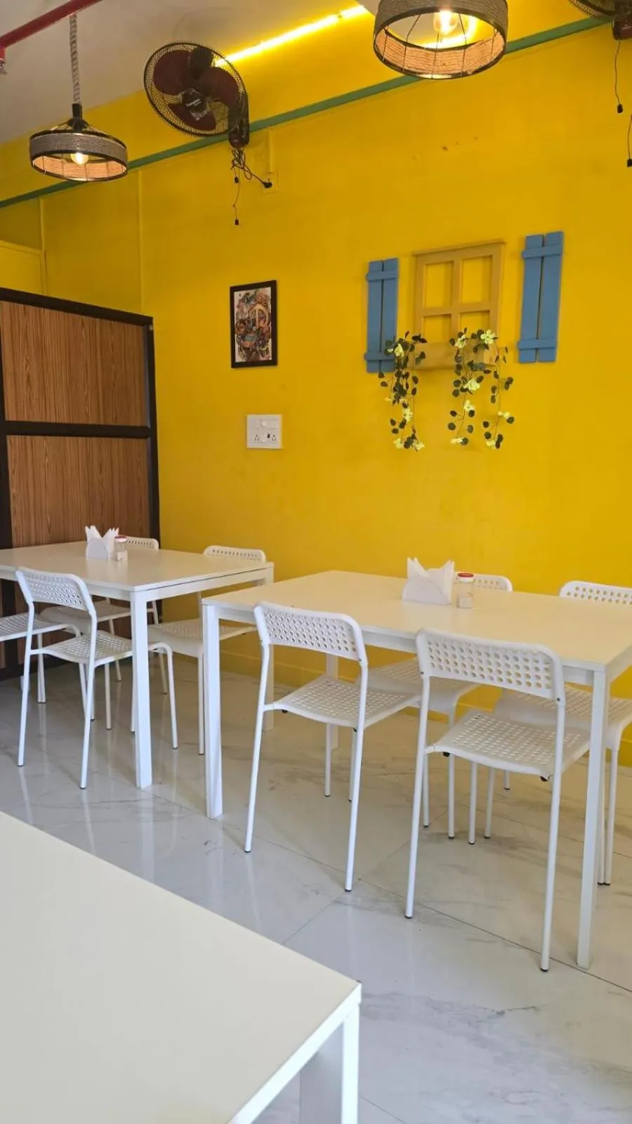 Restaurant/places to eat in Auro Maison