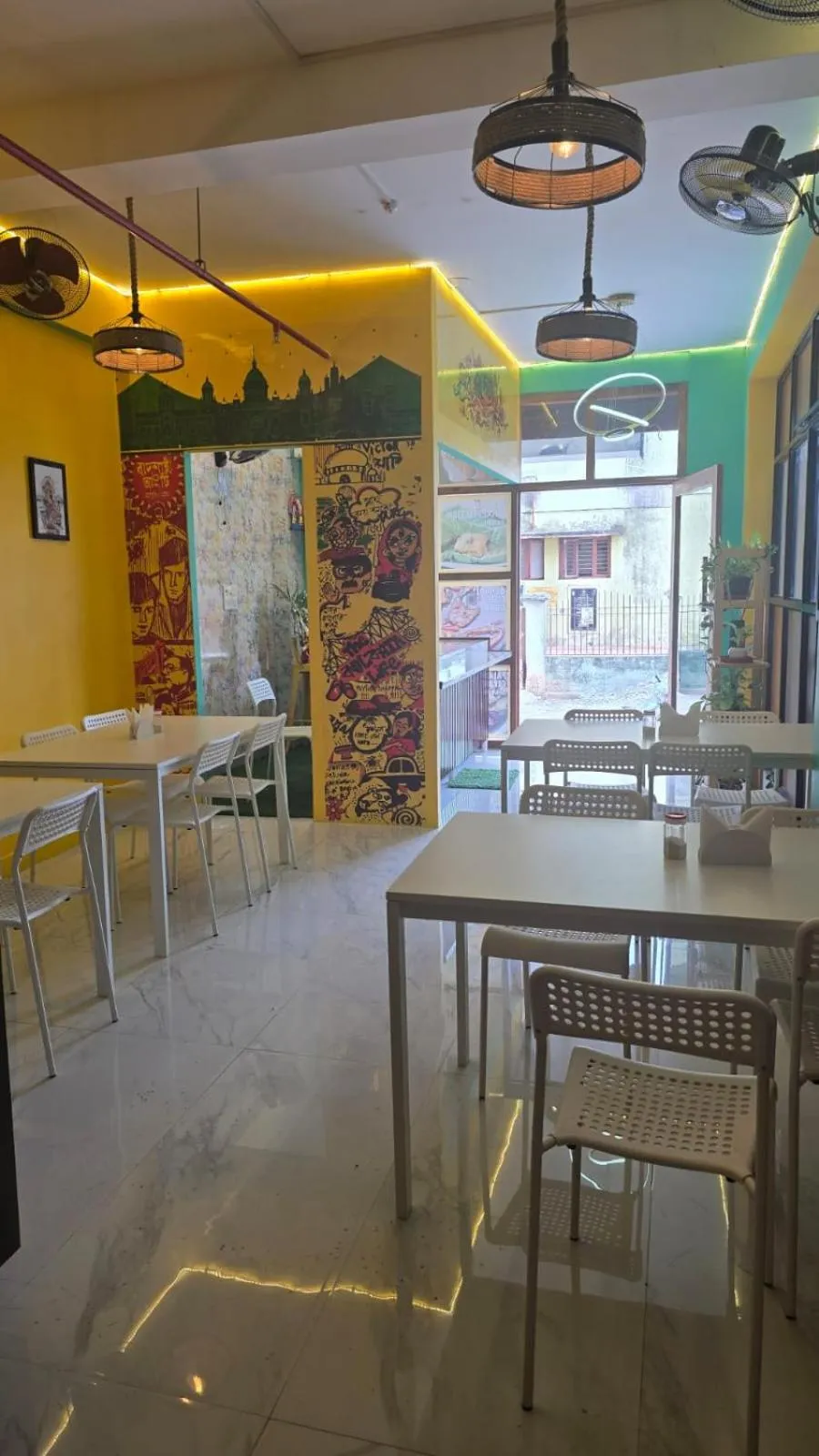 Restaurant/places to eat in Auro Maison