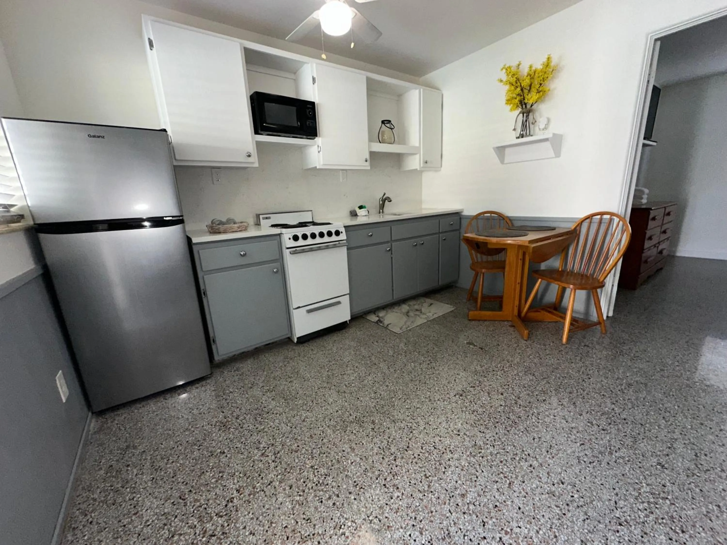 Kitchen or kitchenette in EBBTIDE INN