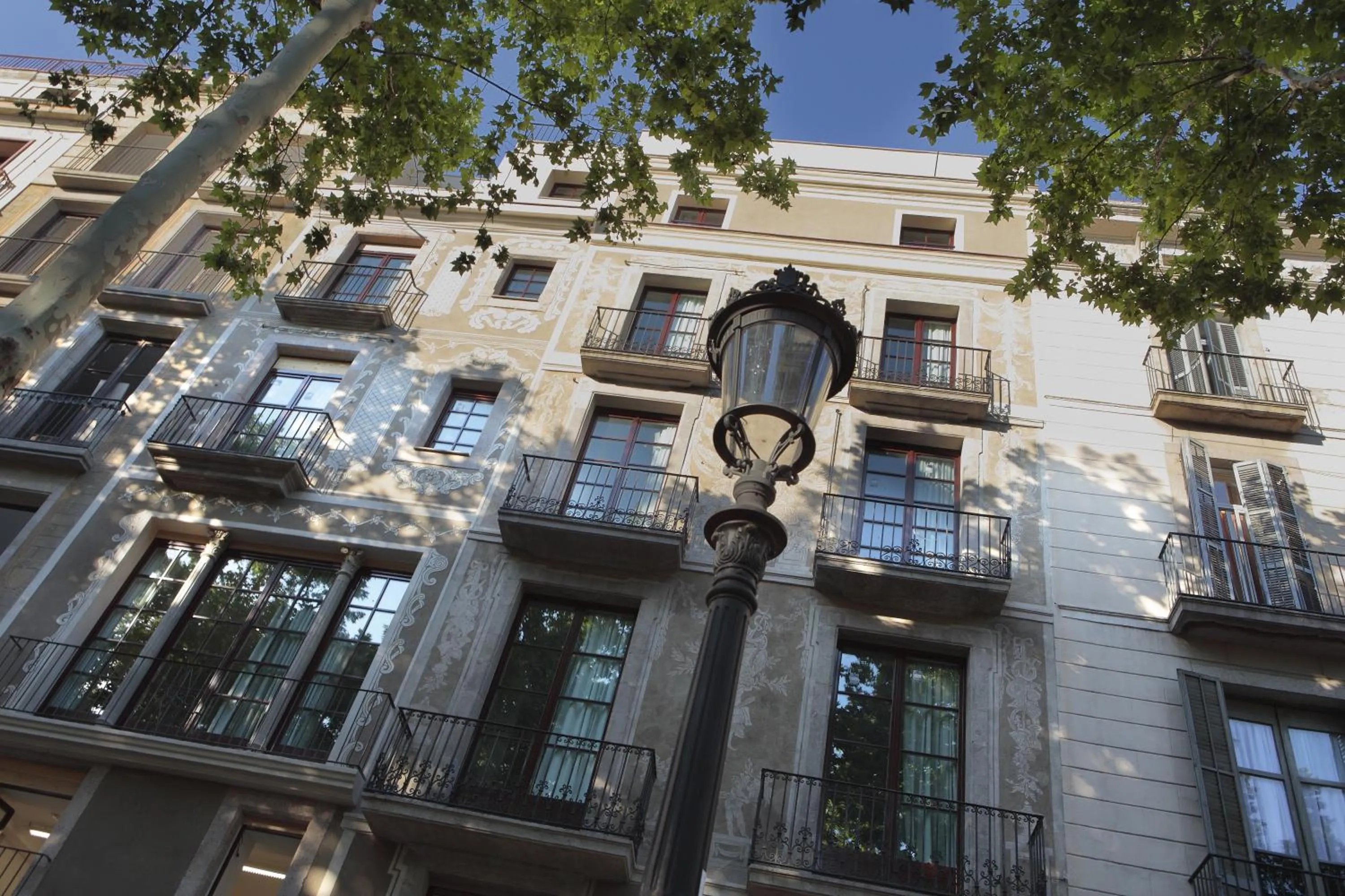 Property building in Rambla 102