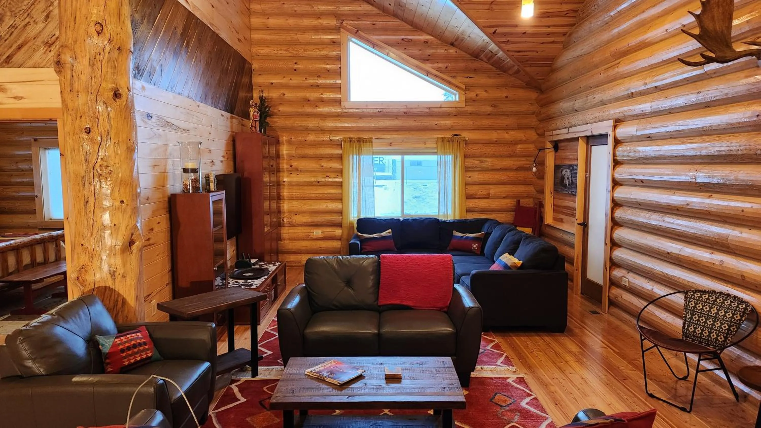 Living room in Beargrass Lodging & RV Resort