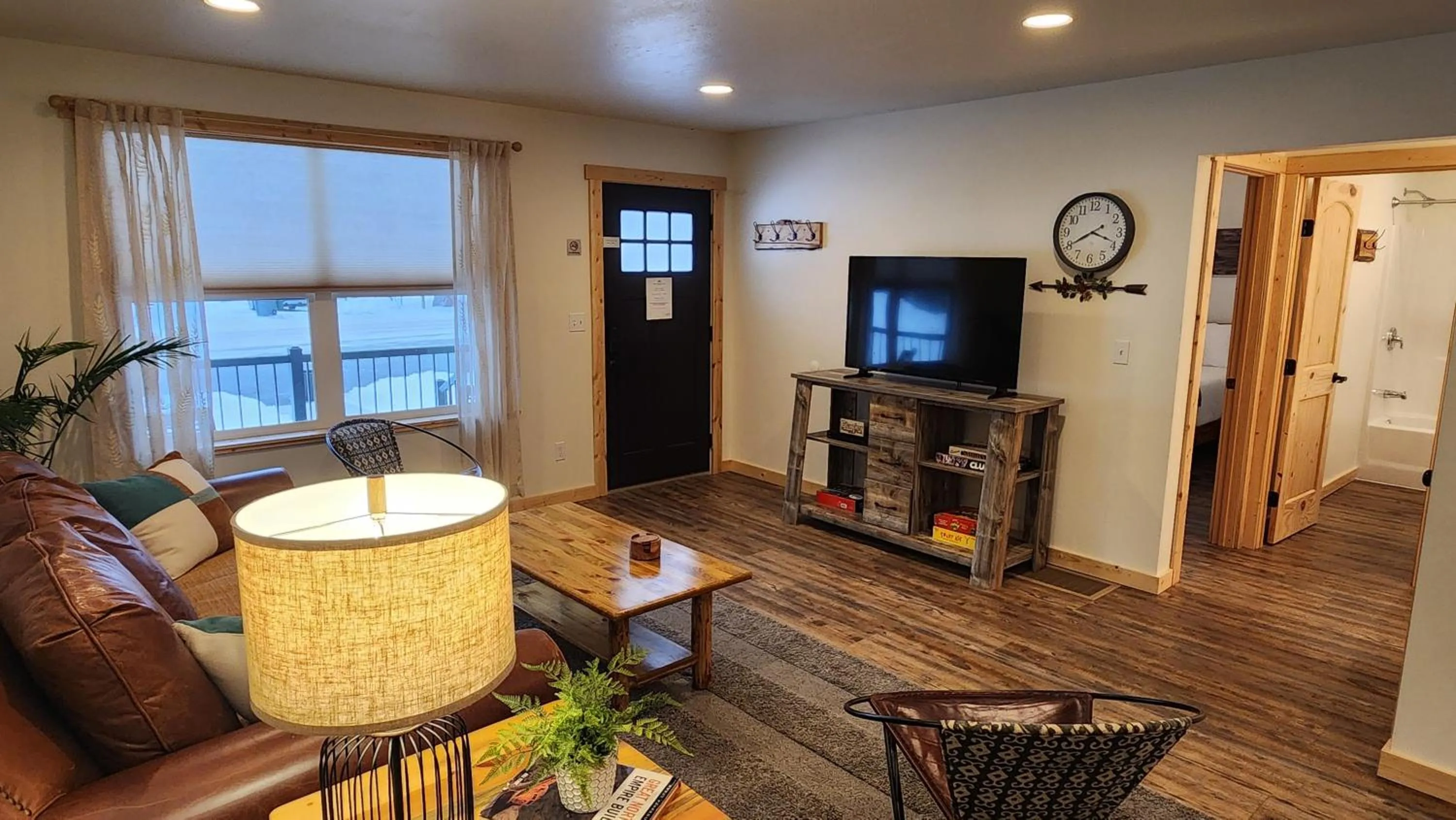 Communal lounge/ TV room in Beargrass Lodging & RV Resort