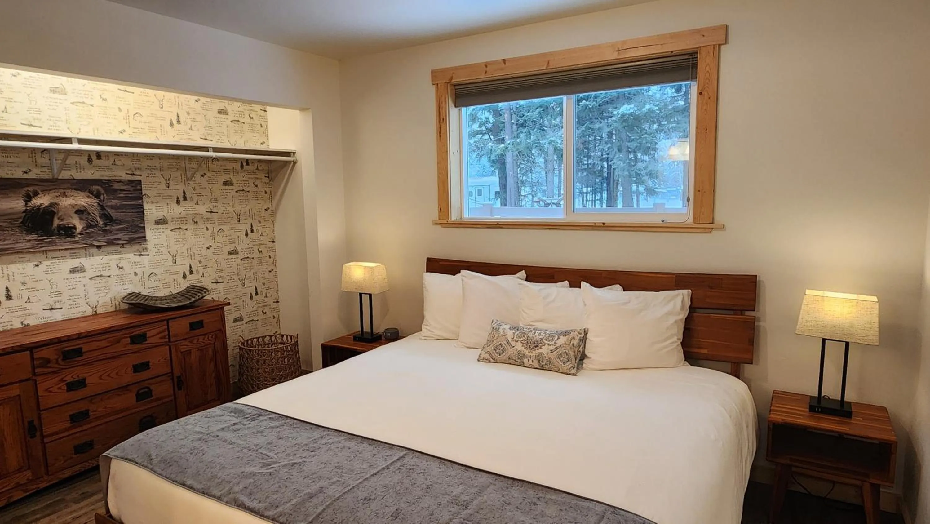 Bed in Beargrass Lodging & RV Resort