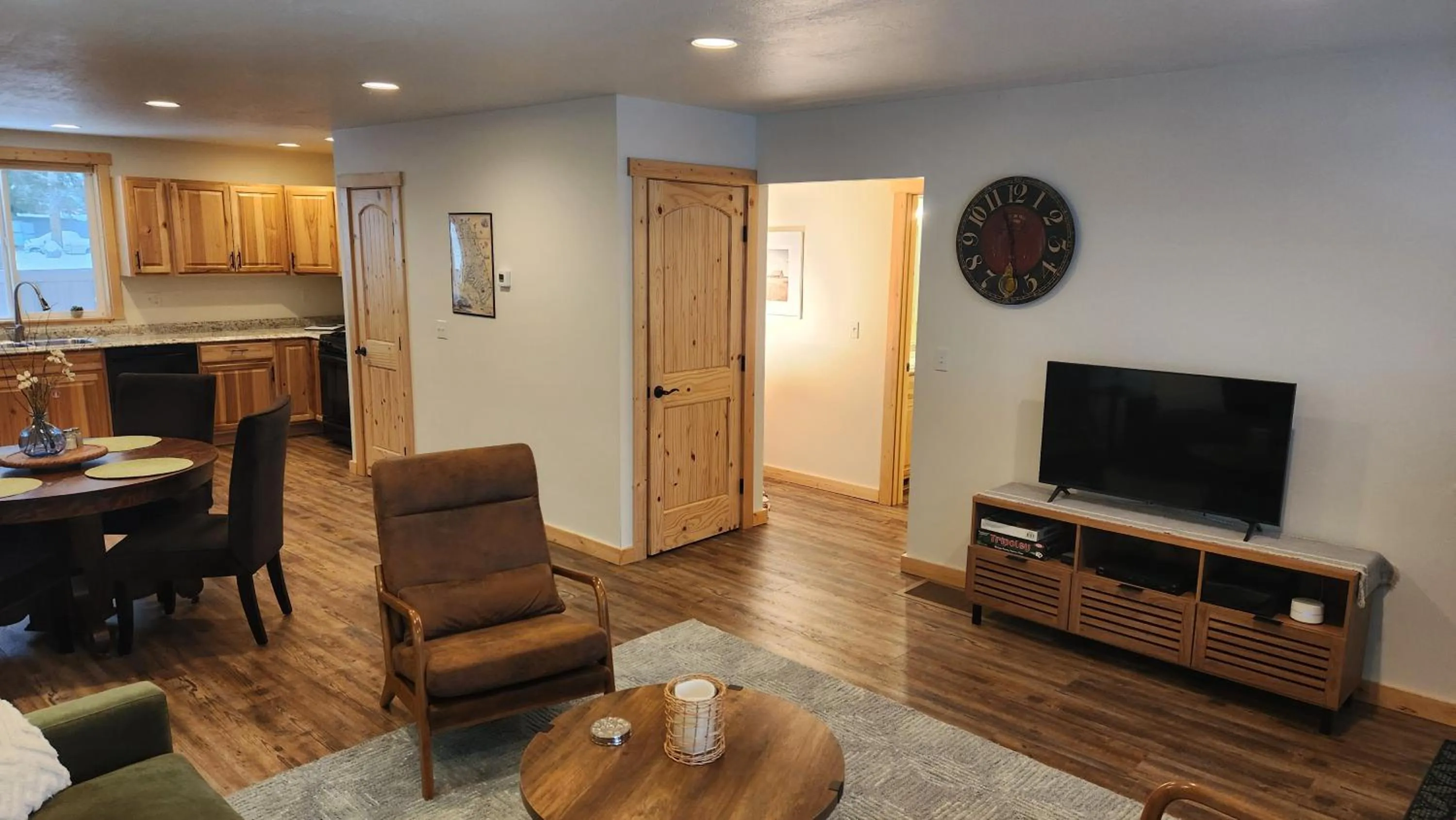 Communal lounge/ TV room in Beargrass Lodging & RV Resort