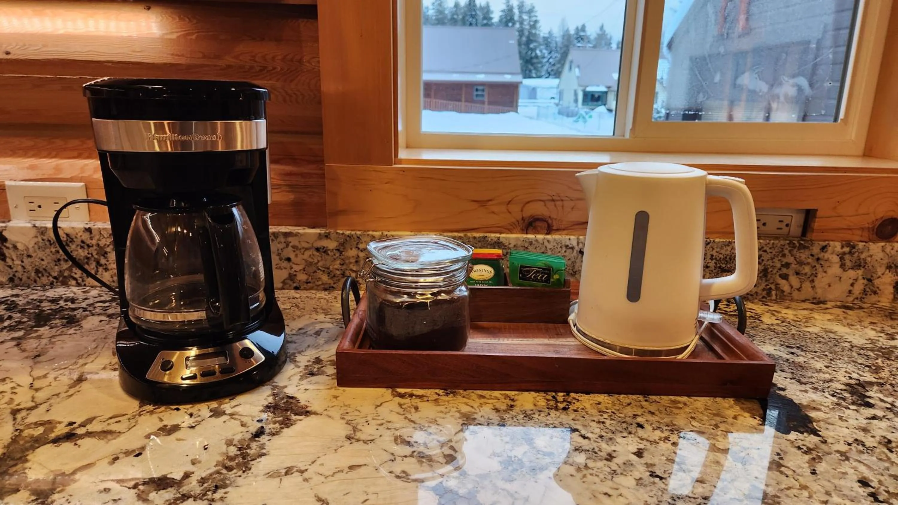 Coffee/tea facilities in Beargrass Lodging & RV Resort