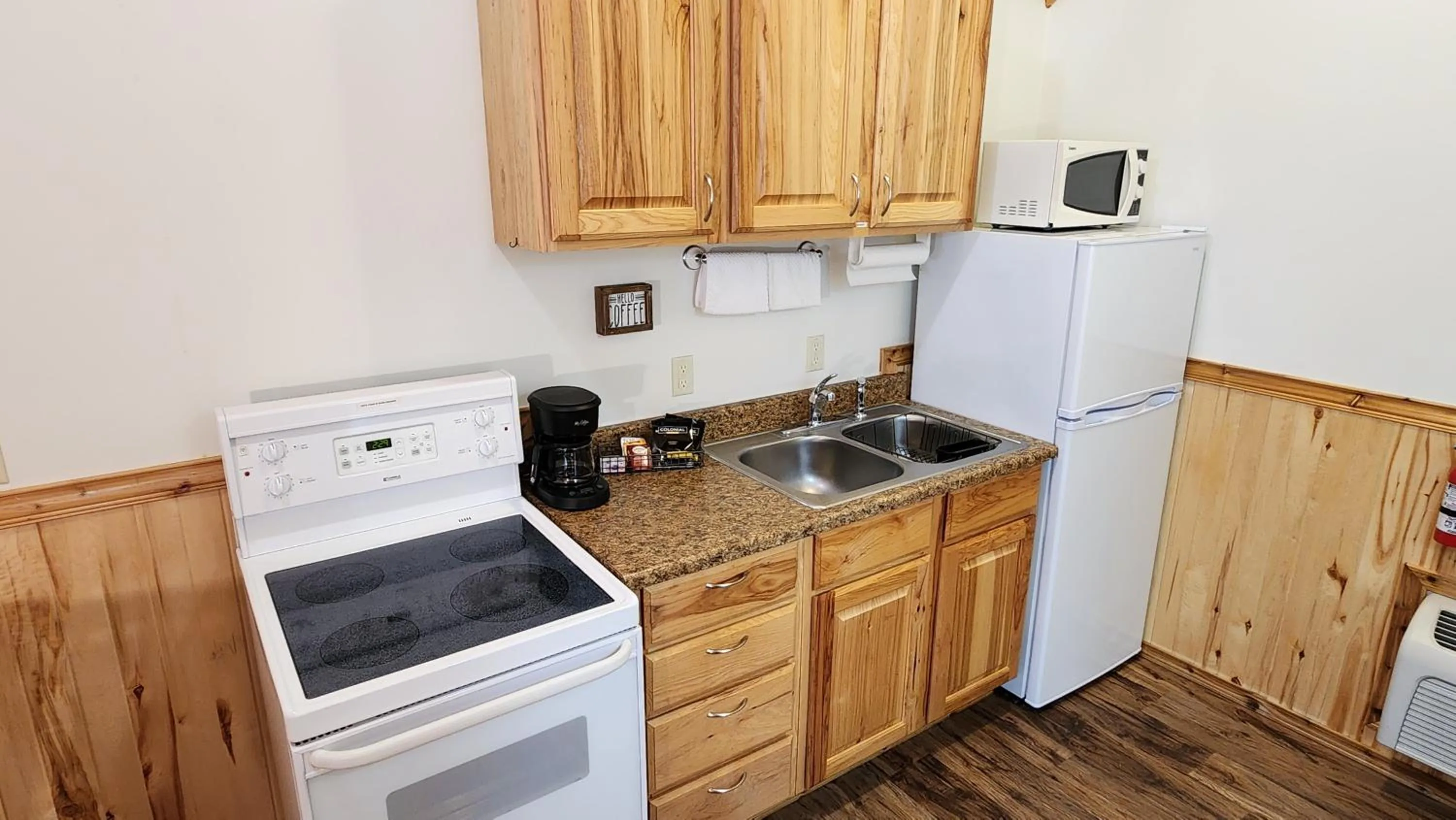 Coffee/tea facilities in Beargrass Lodging & RV Resort