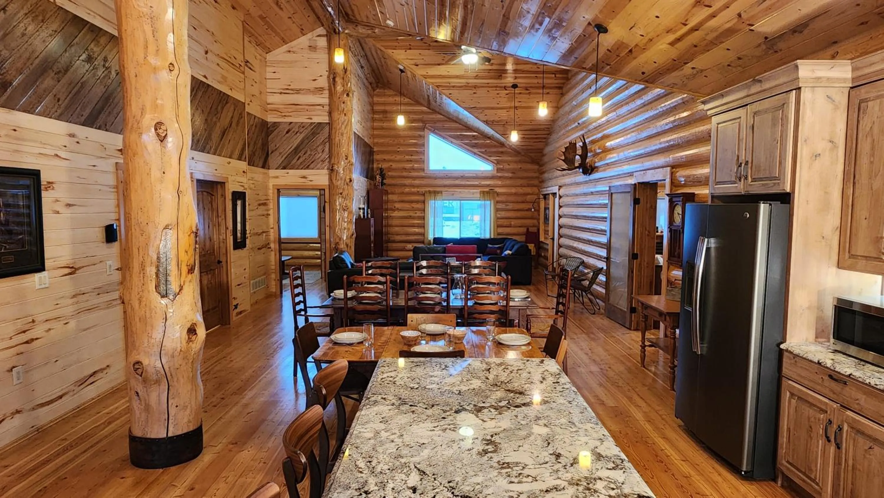 Communal lounge/ TV room in Beargrass Lodging & RV Resort