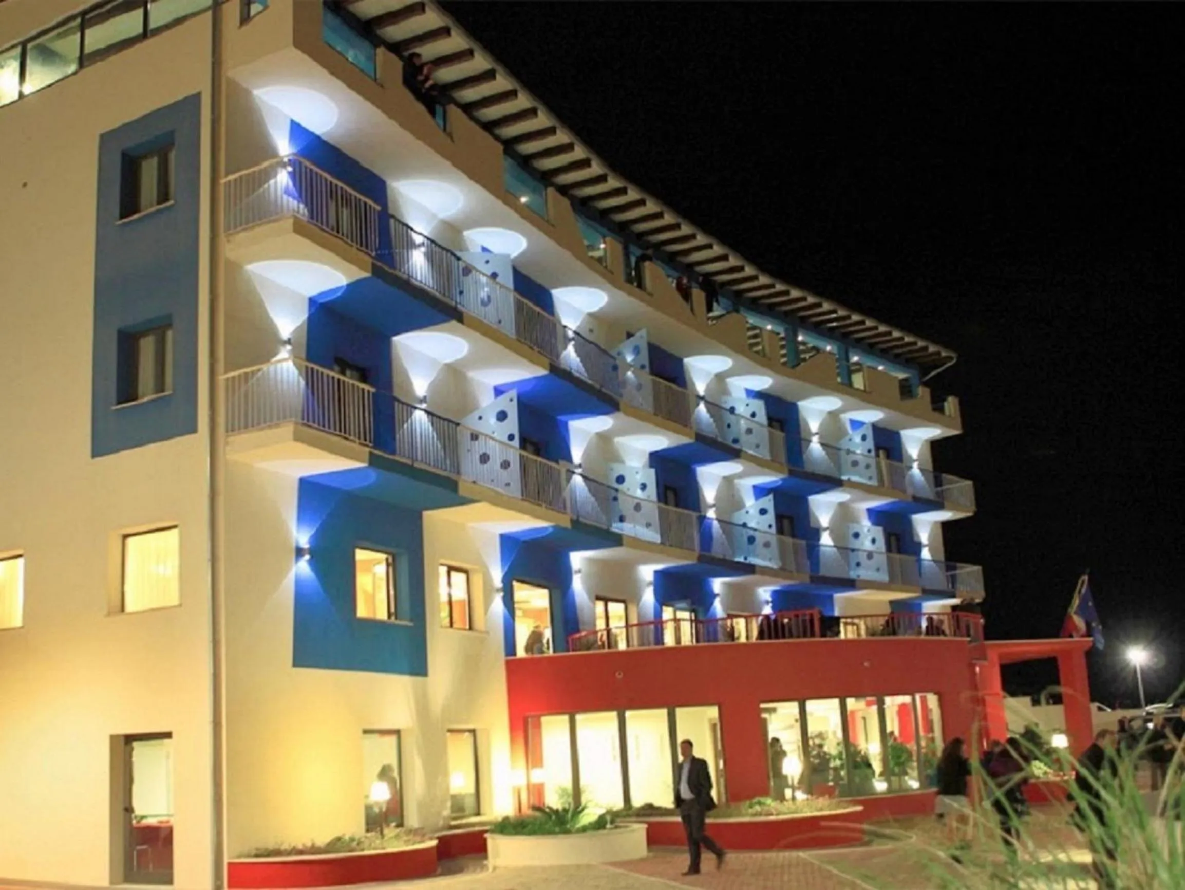 Facade/entrance in Tus'Hotel