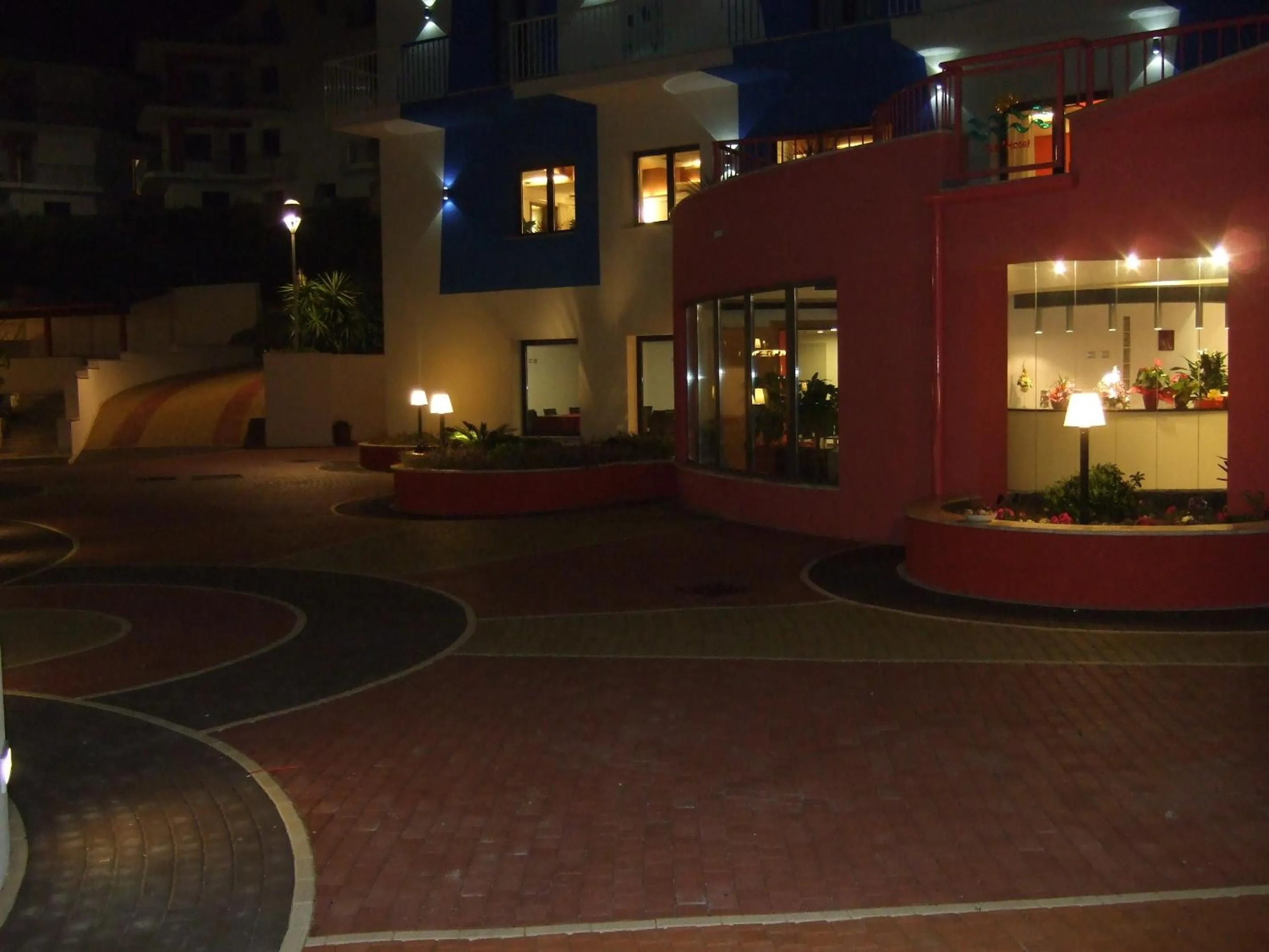 Facade/entrance in Tus'Hotel