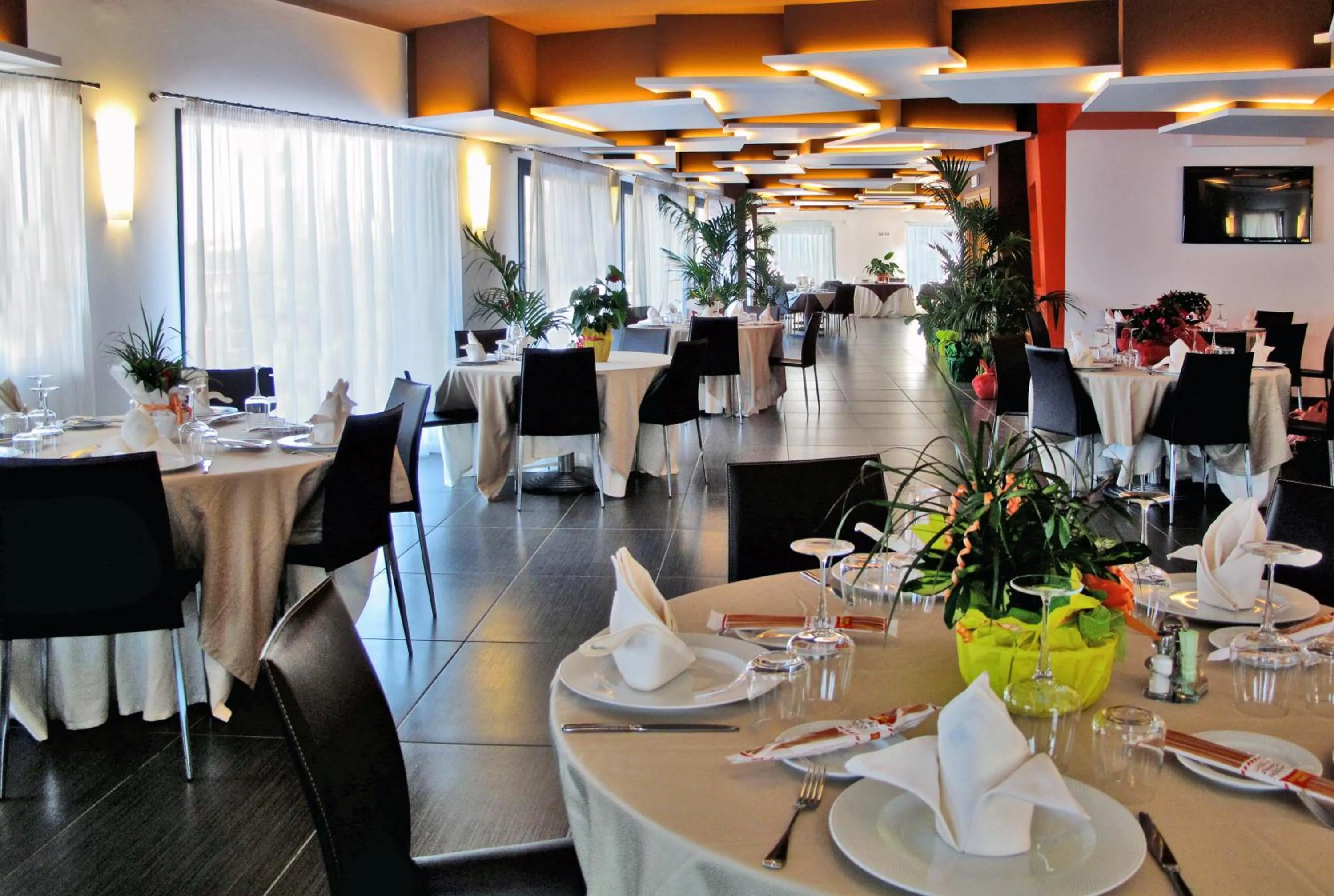 Restaurant/places to eat in Tus'Hotel