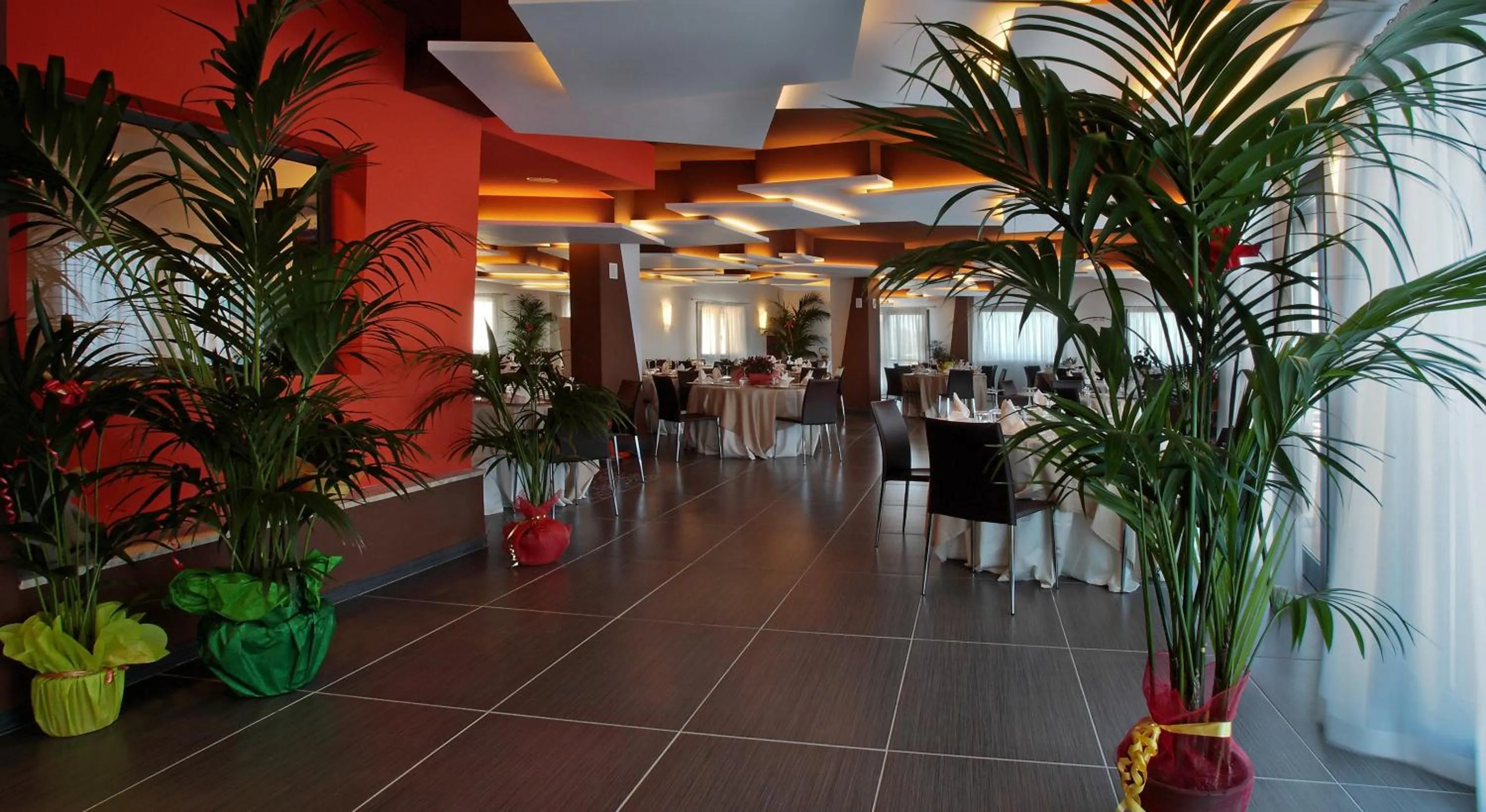 Restaurant/places to eat in Tus'Hotel