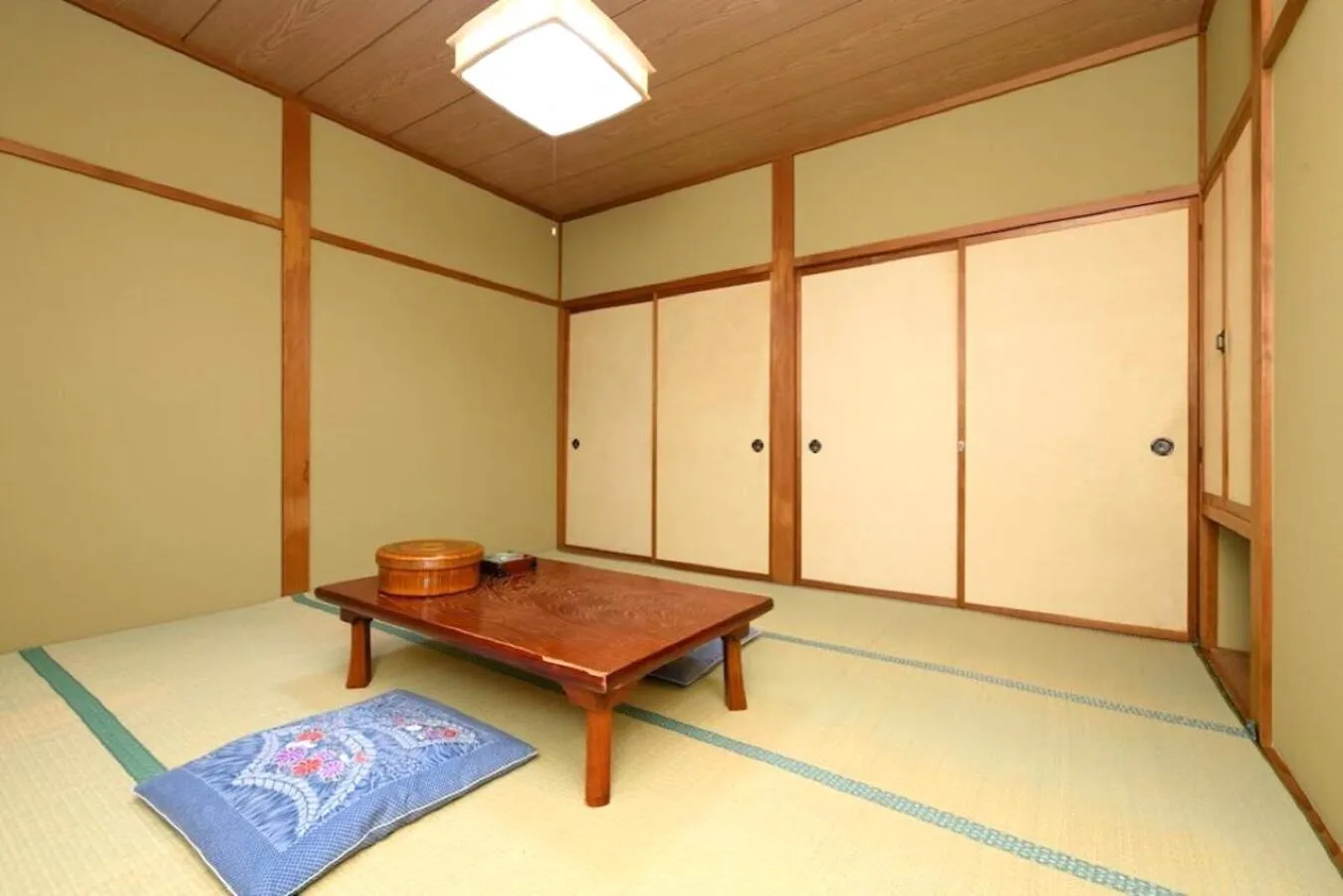 Photo of the whole room in Sado Ryosou Minato