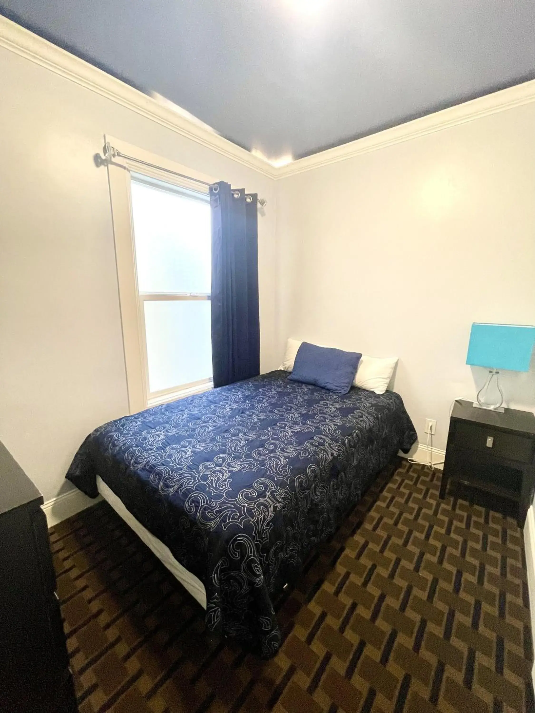 Single Room with Private Bathroom in Twin Peaks Hotel Single Room with Private Bathroom in Twin Peaks Hotel