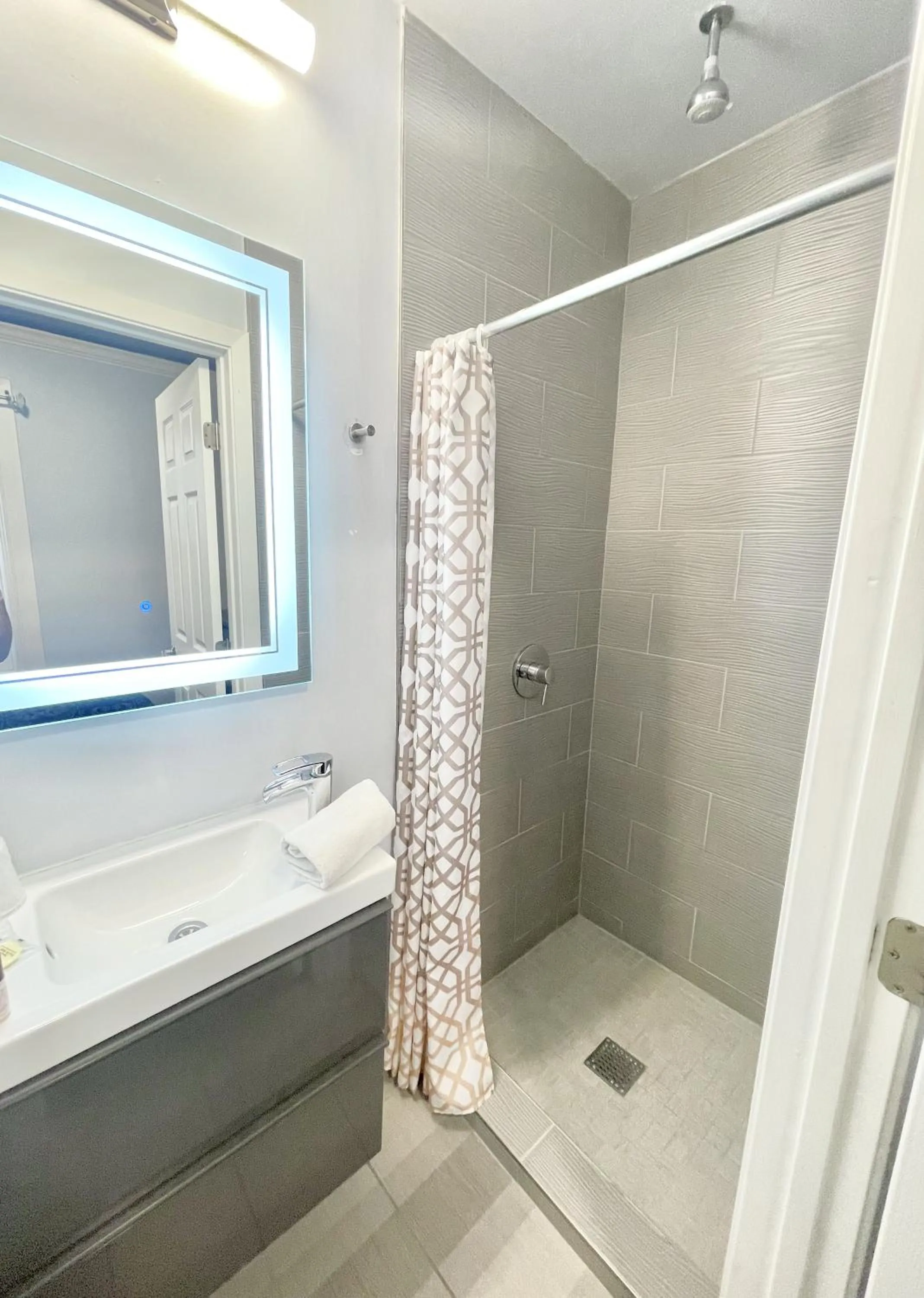 Bathroom in Twin Peaks Hotel