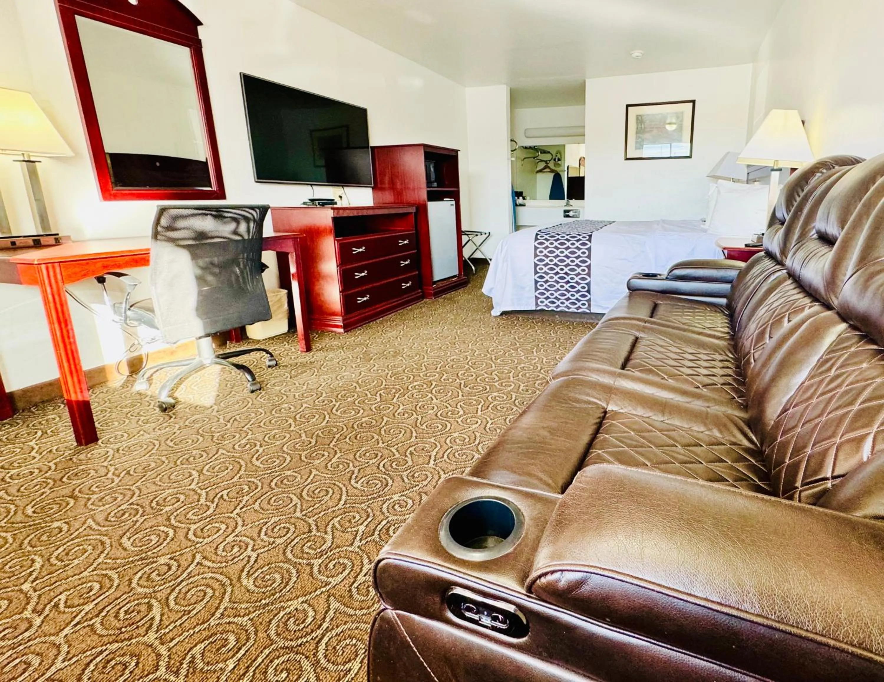 Communal lounge/ TV room in Shiloh Inn Lamesa