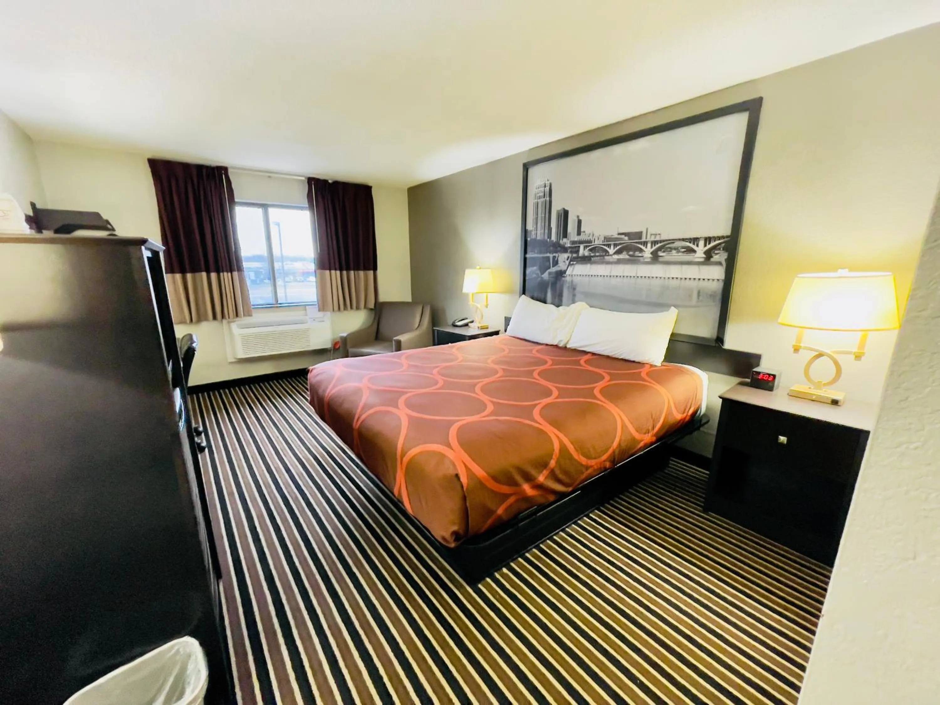 Bedroom, Bed in Super 8 by Wyndham Shakopee