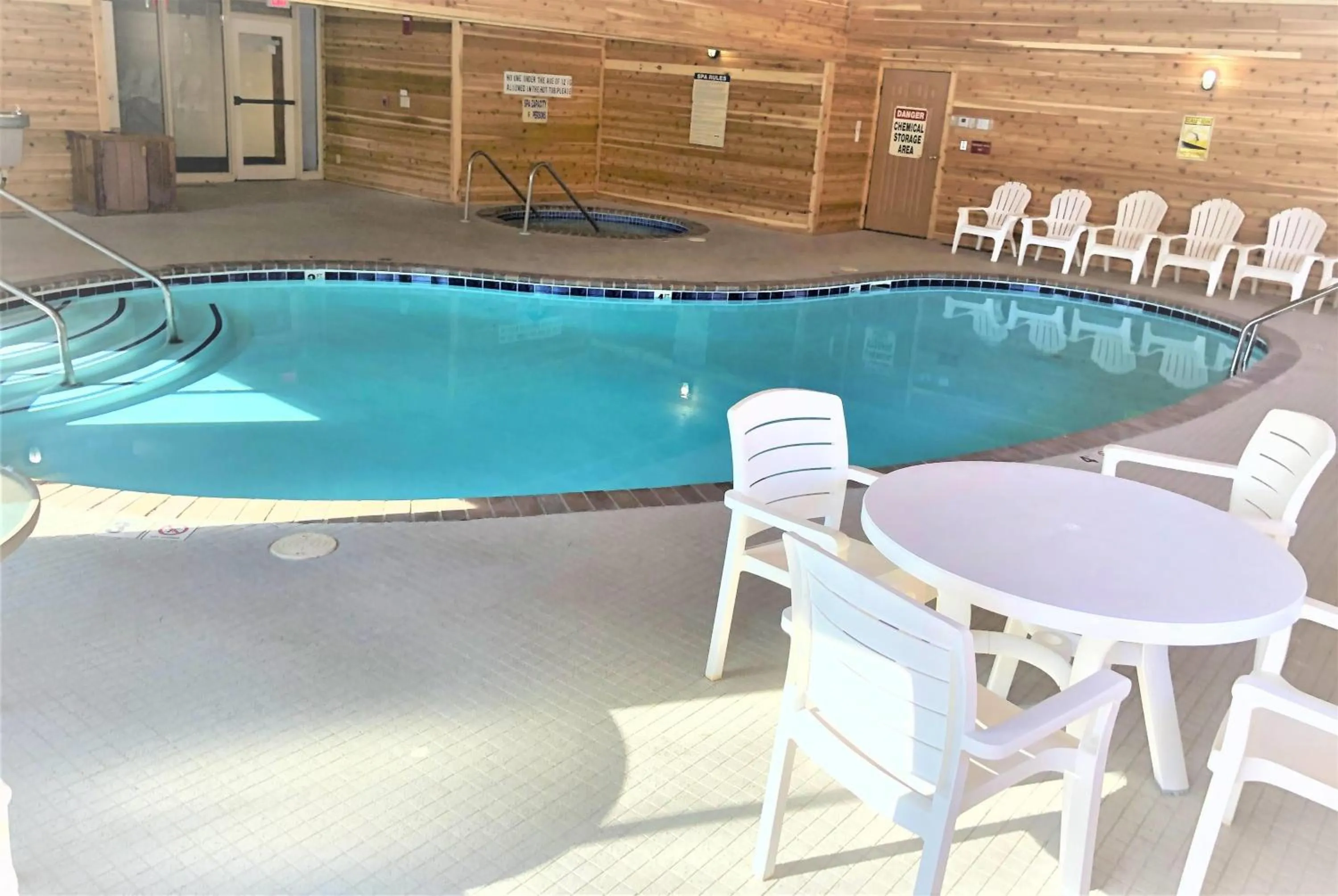 Swimming pool in Super 8 by Wyndham Shakopee