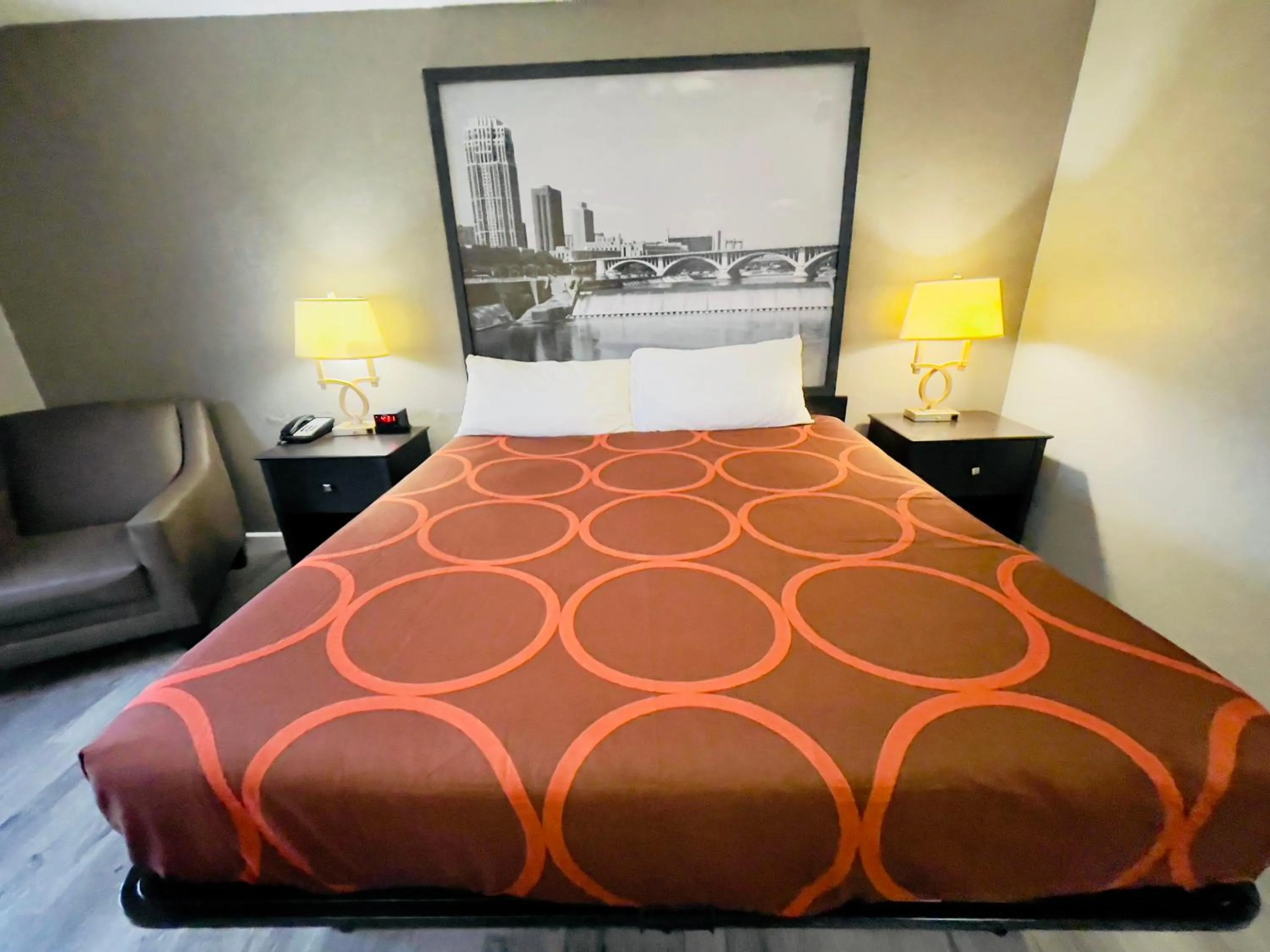 Bedroom, Bed in Super 8 by Wyndham Shakopee