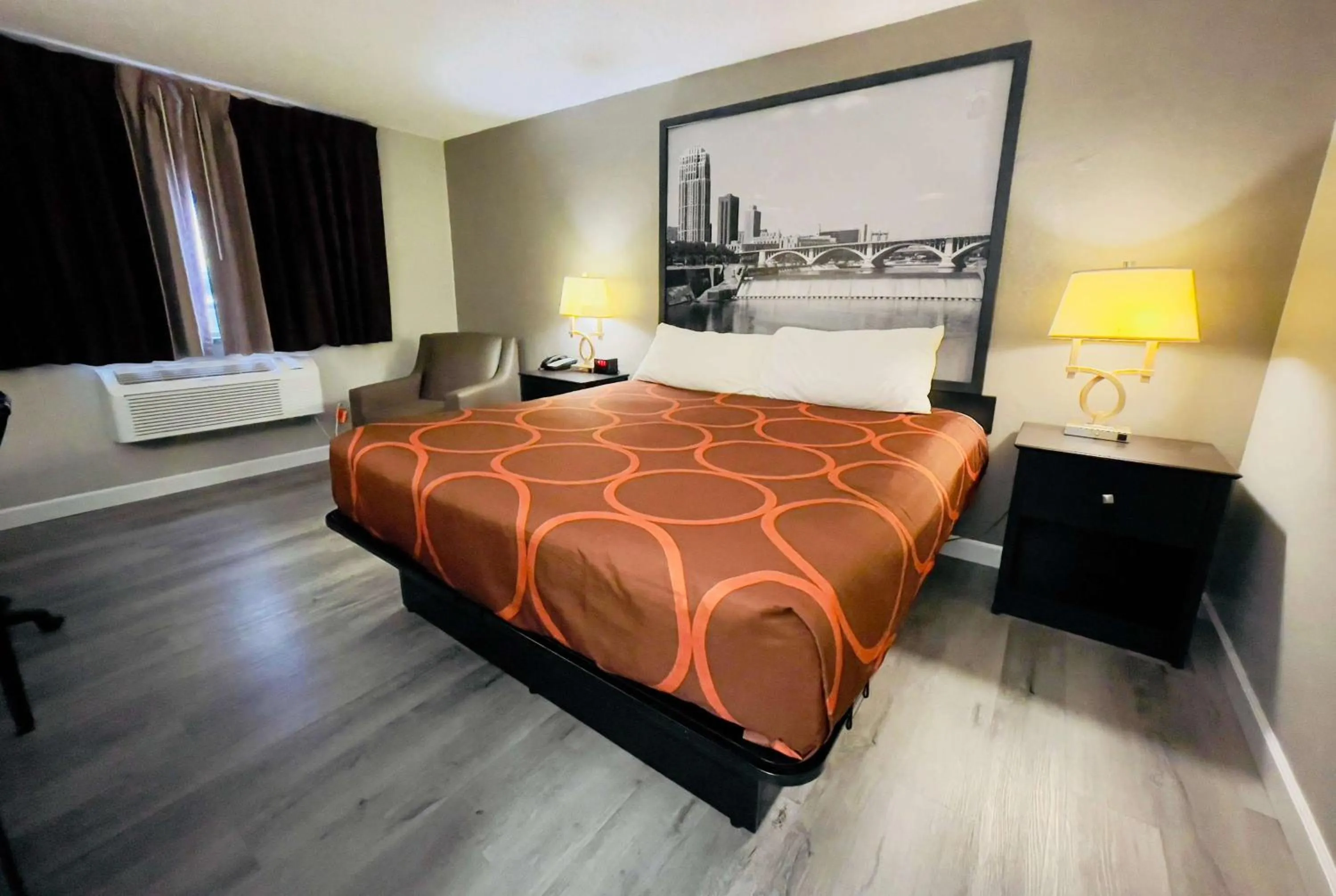 Photo of the whole room, Bed in Super 8 by Wyndham Shakopee