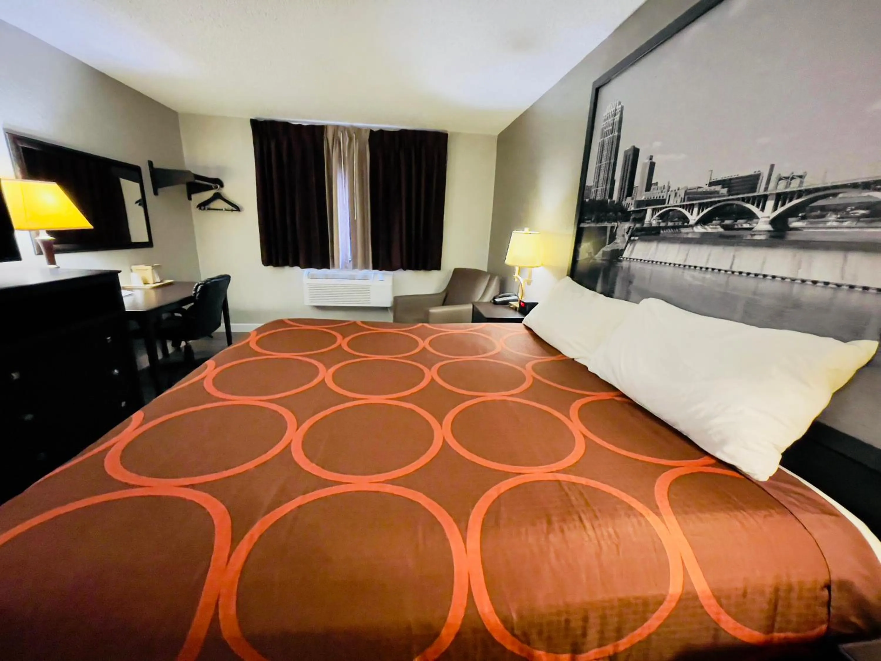 Bedroom, Bed in Super 8 by Wyndham Shakopee