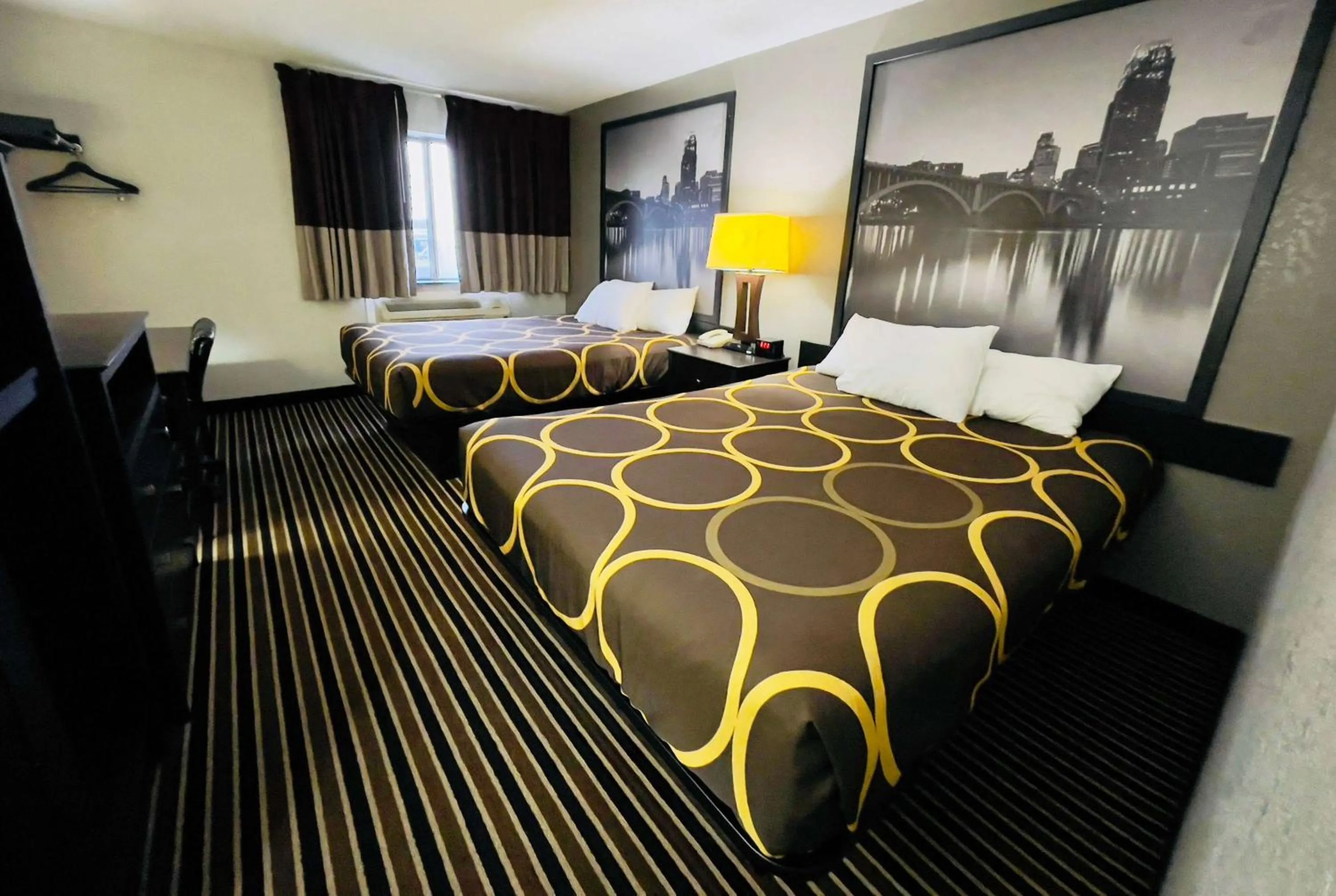 Photo of the whole room, Bed in Super 8 by Wyndham Shakopee