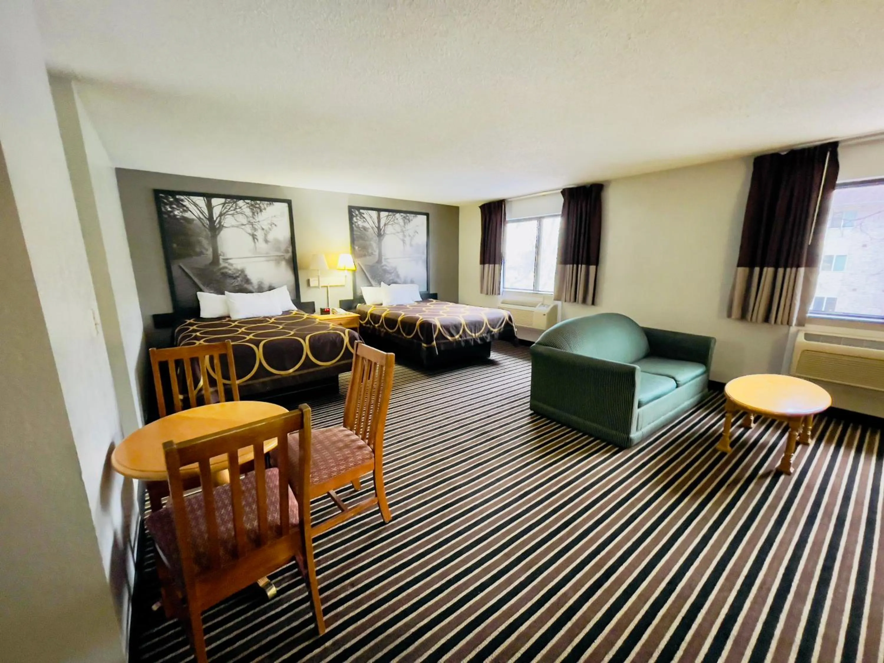 Photo of the whole room, Bed in Super 8 by Wyndham Shakopee