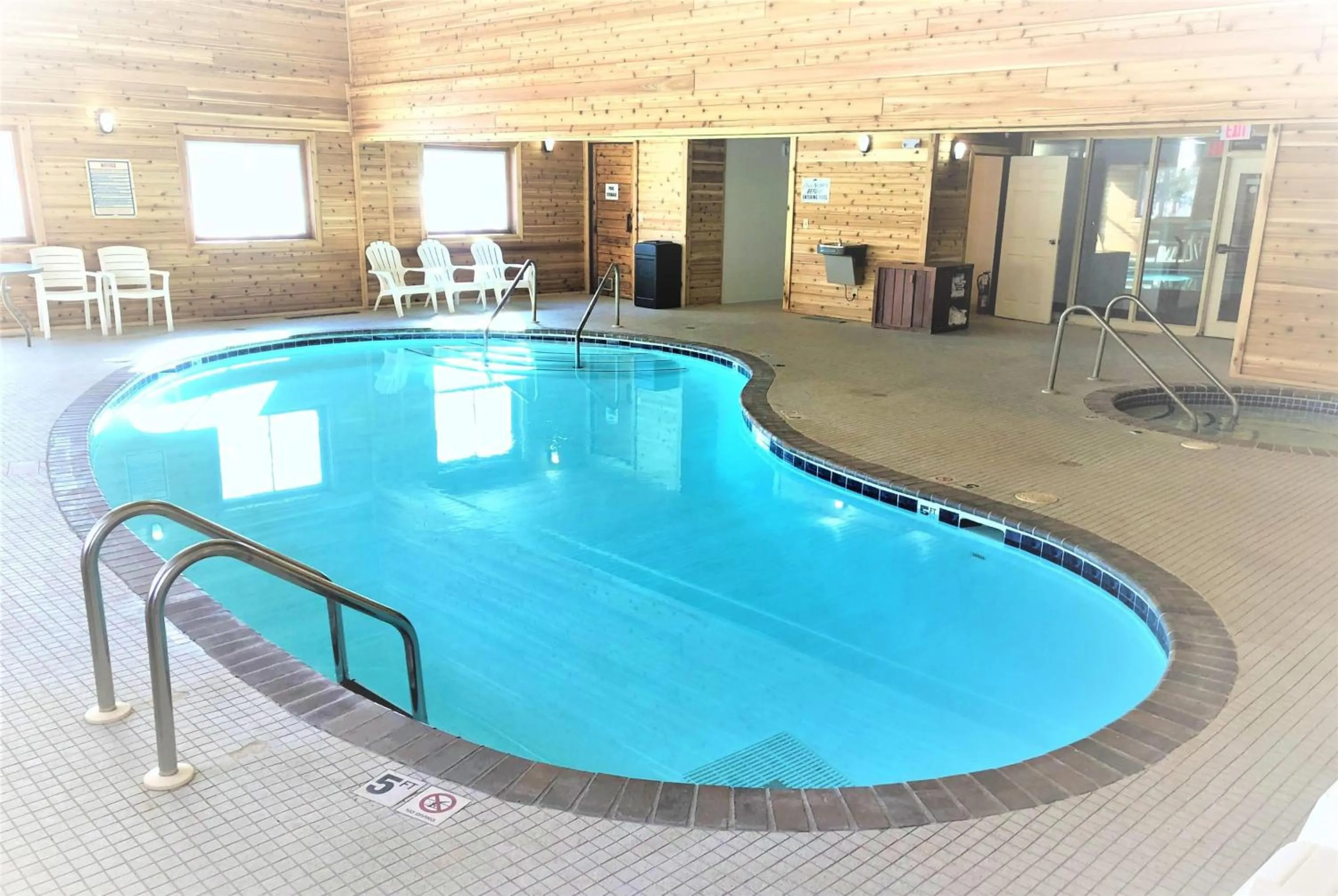 Swimming pool in Super 8 by Wyndham Shakopee