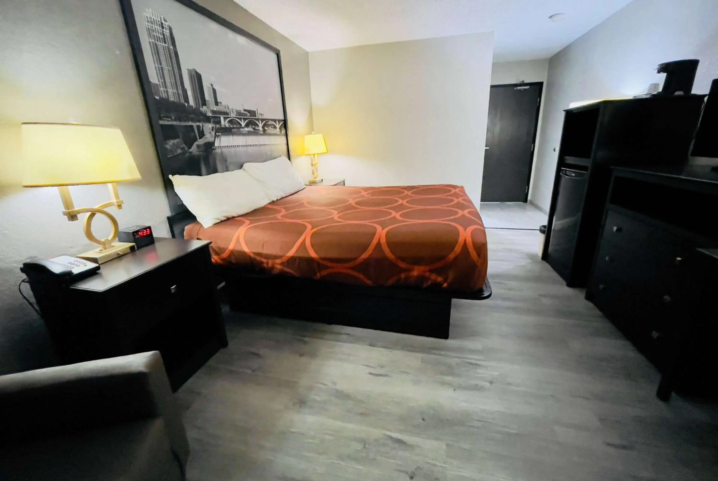 Photo of the whole room, Bed in Super 8 by Wyndham Shakopee