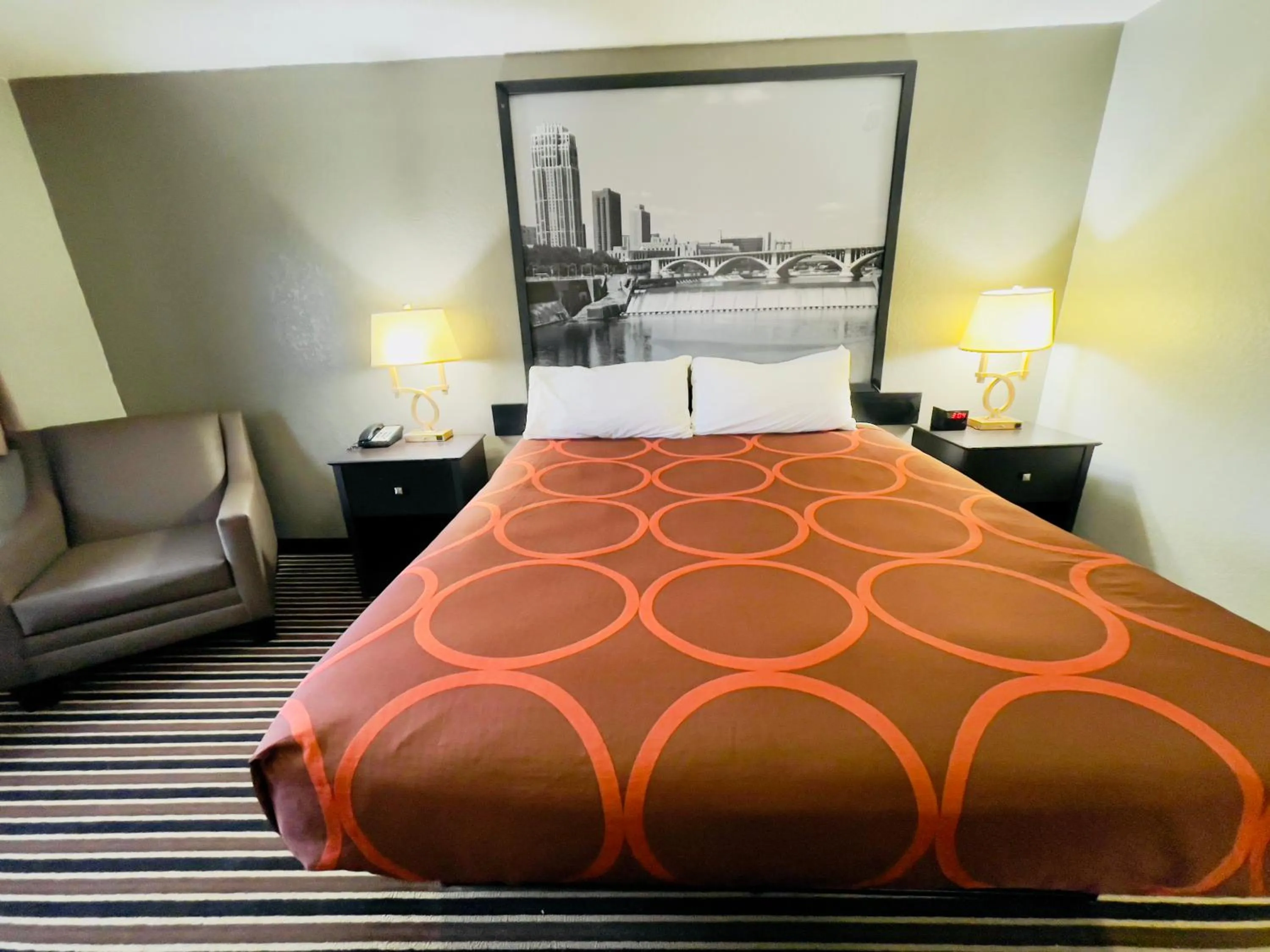 Bedroom, Bed in Super 8 by Wyndham Shakopee