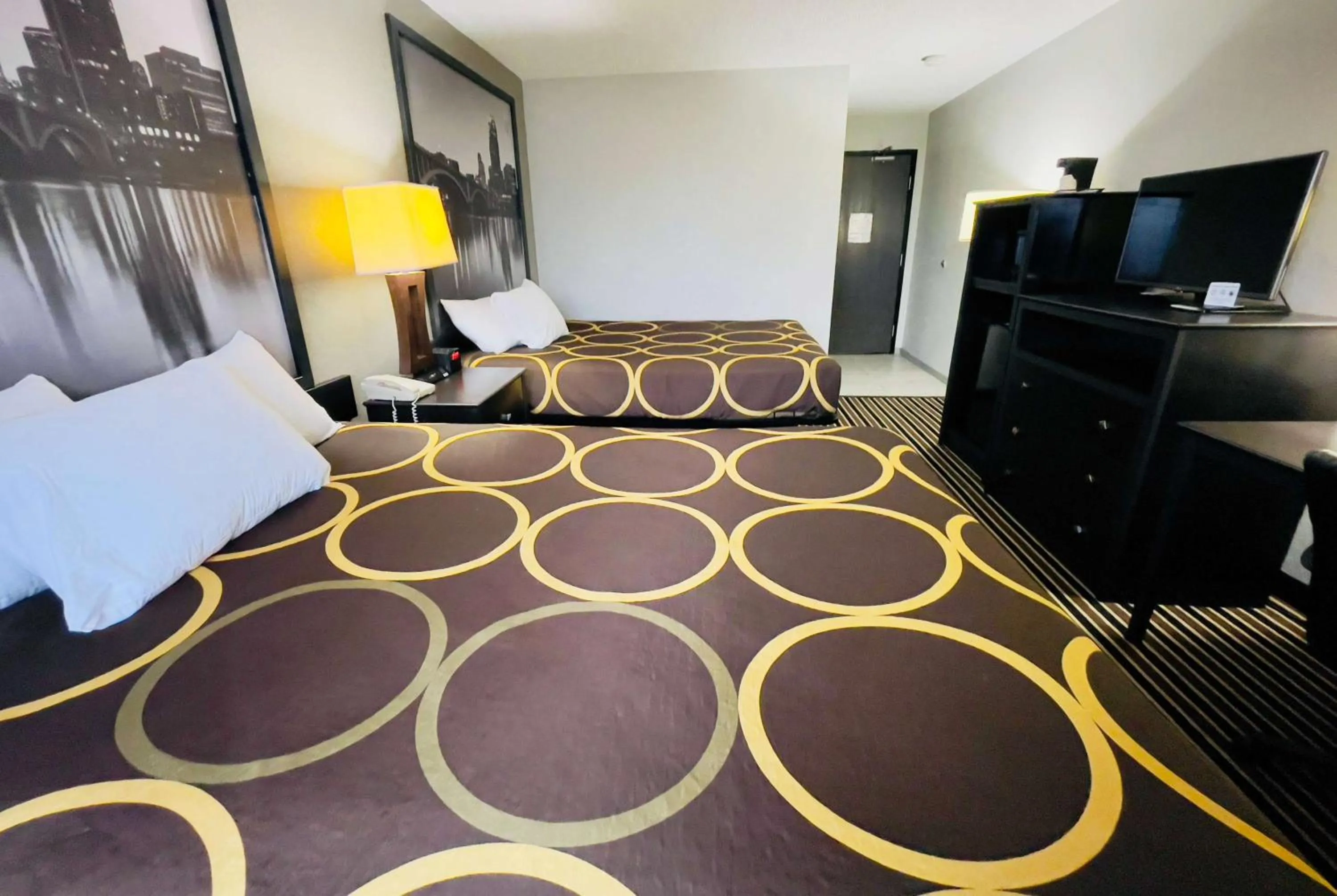 Photo of the whole room, Bed in Super 8 by Wyndham Shakopee