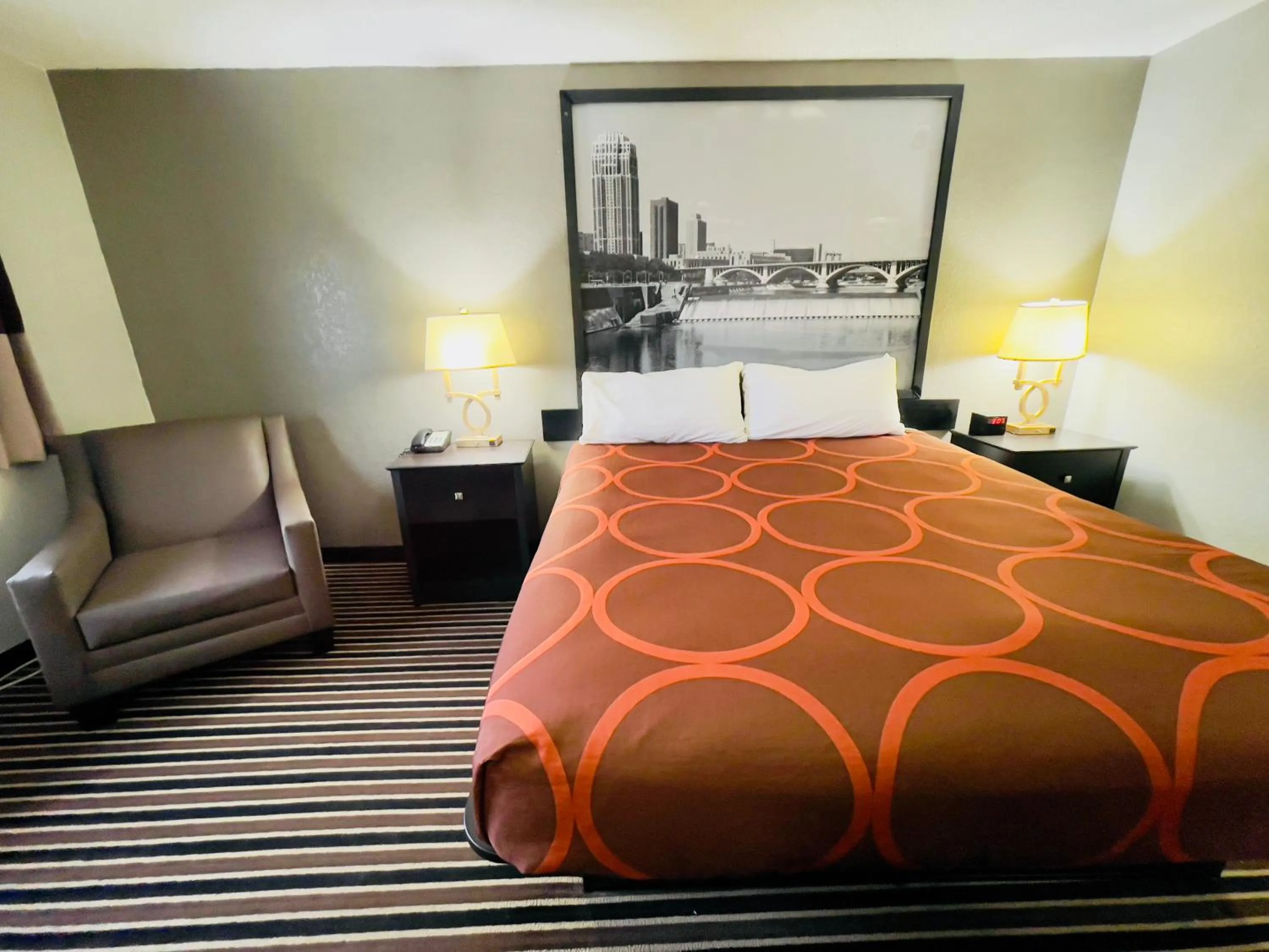 Bedroom, Bed in Super 8 by Wyndham Shakopee