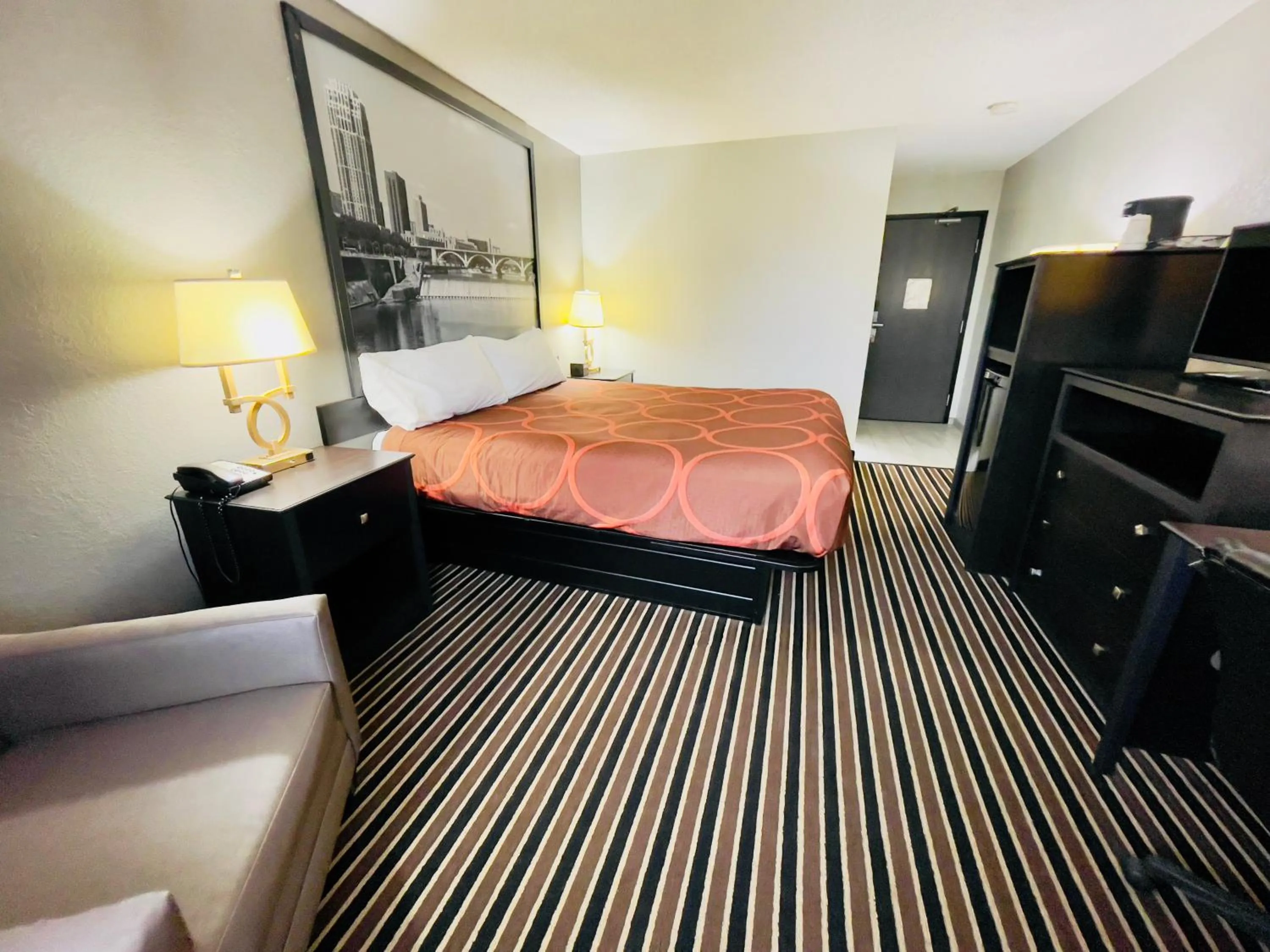 Bedroom, Bed in Super 8 by Wyndham Shakopee