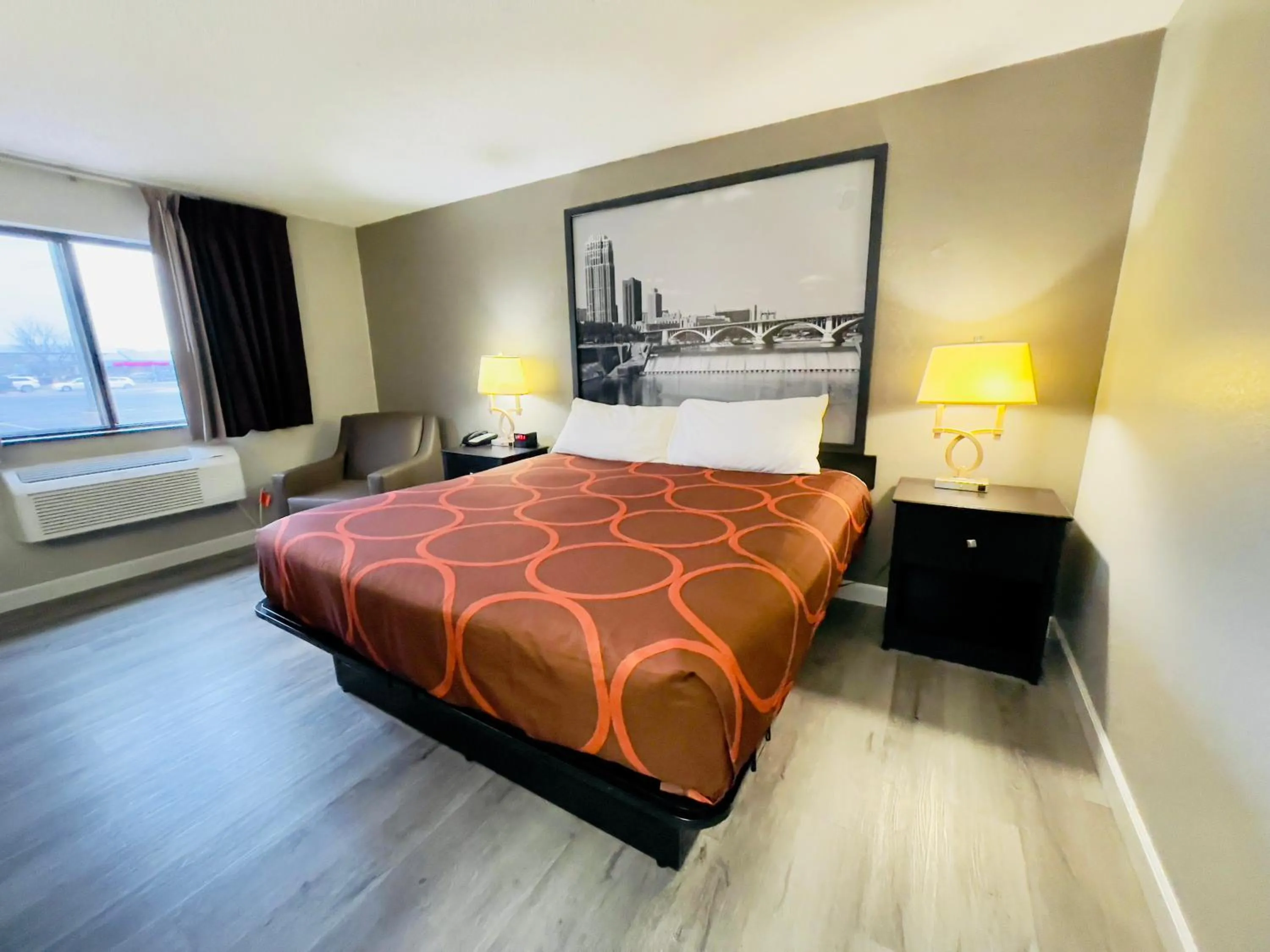 Bedroom, Bed in Super 8 by Wyndham Shakopee