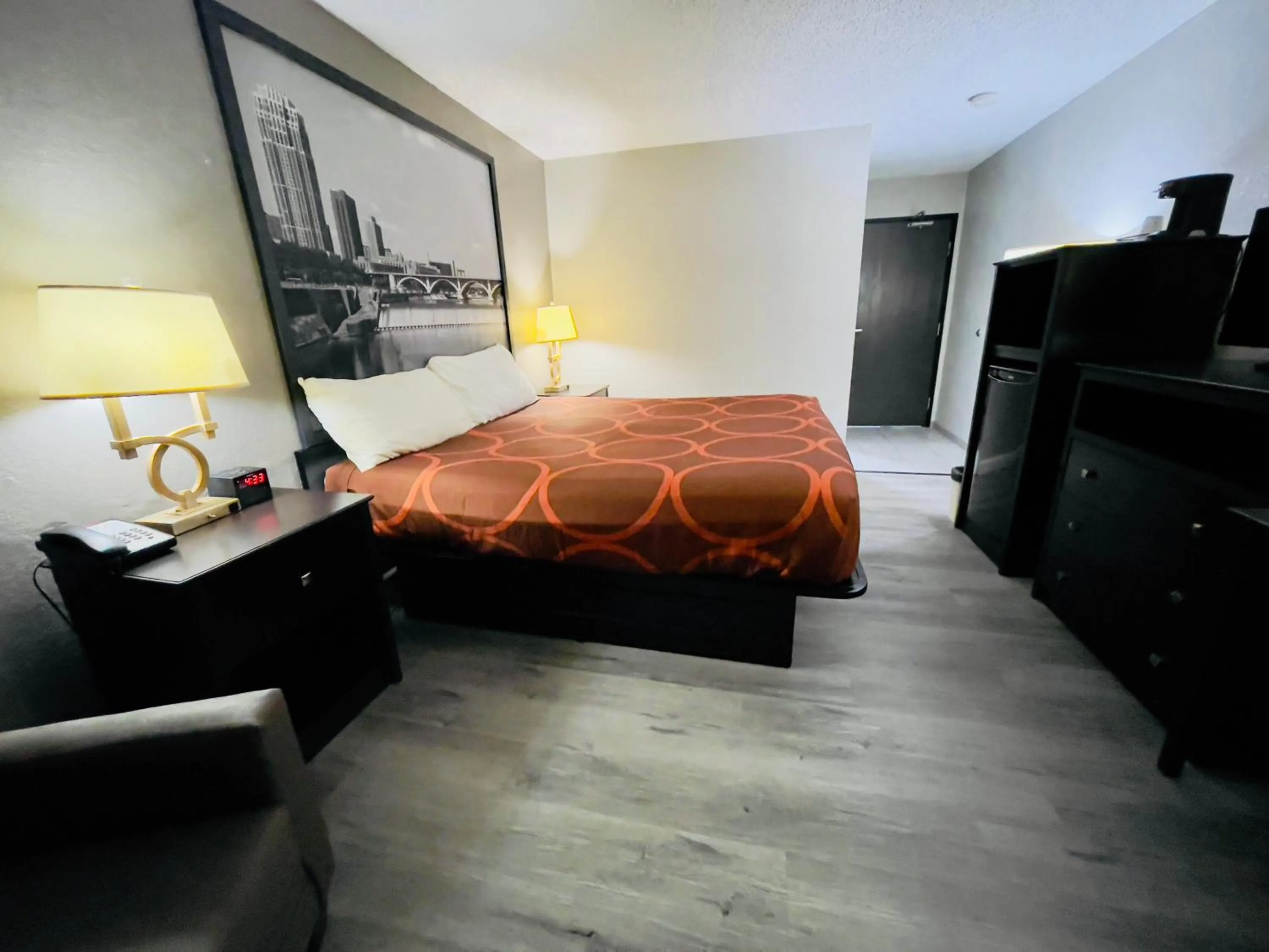 Bedroom, Bed in Super 8 by Wyndham Shakopee