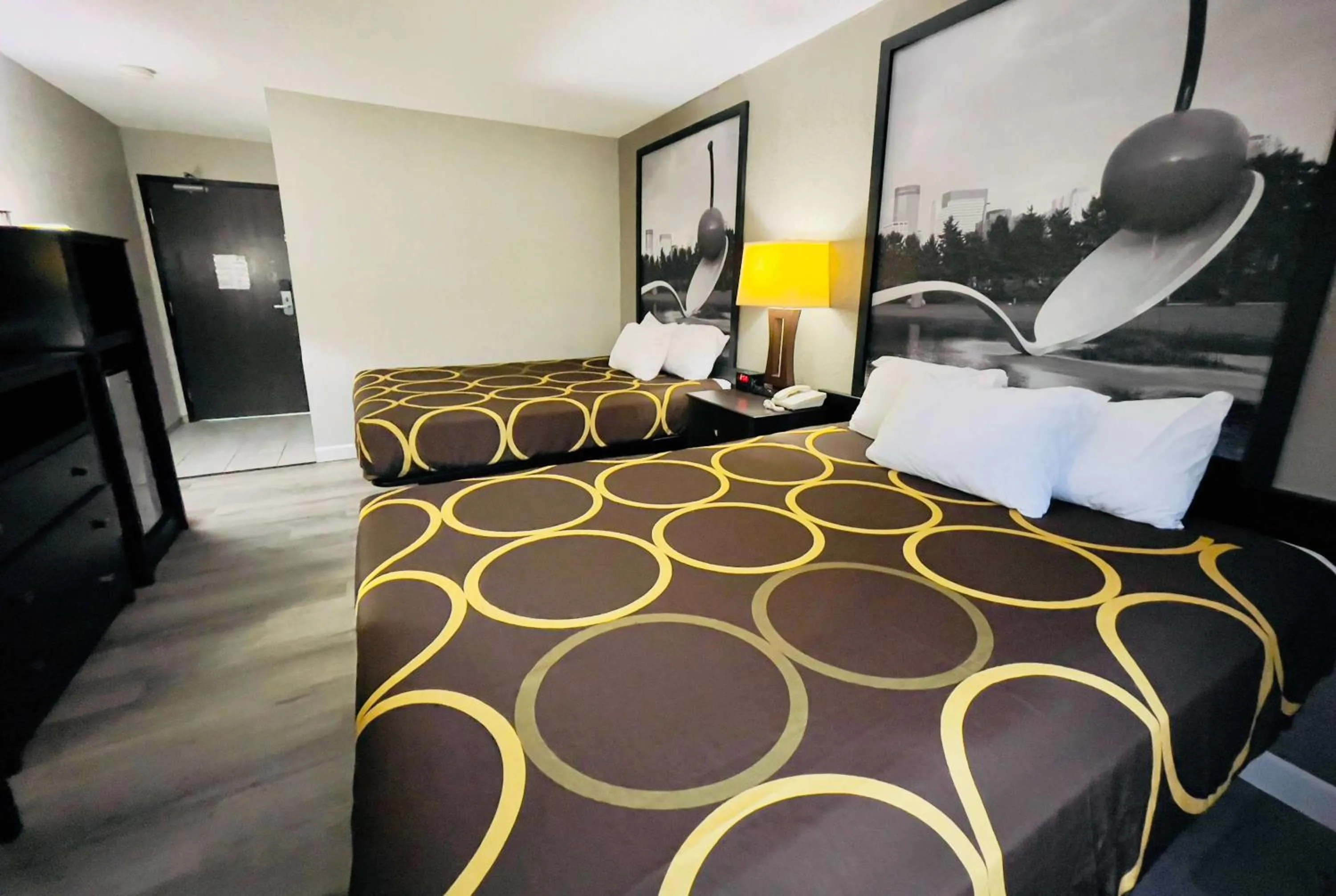 Photo of the whole room, Bed in Super 8 by Wyndham Shakopee