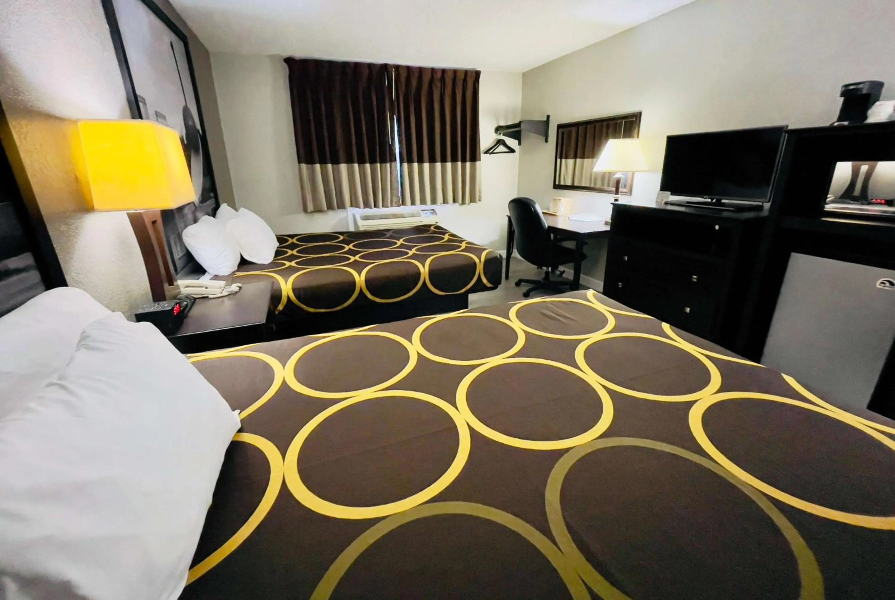 Photo of the whole room, Bed in Super 8 by Wyndham Shakopee