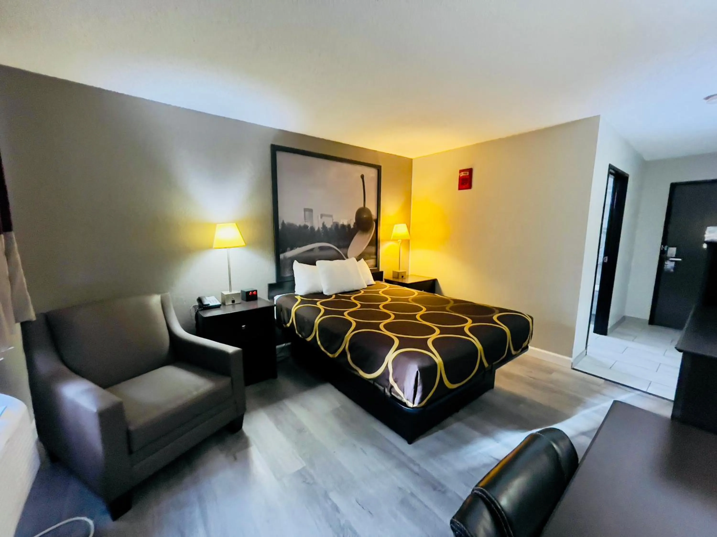 Bedroom, Bed in Super 8 by Wyndham Shakopee