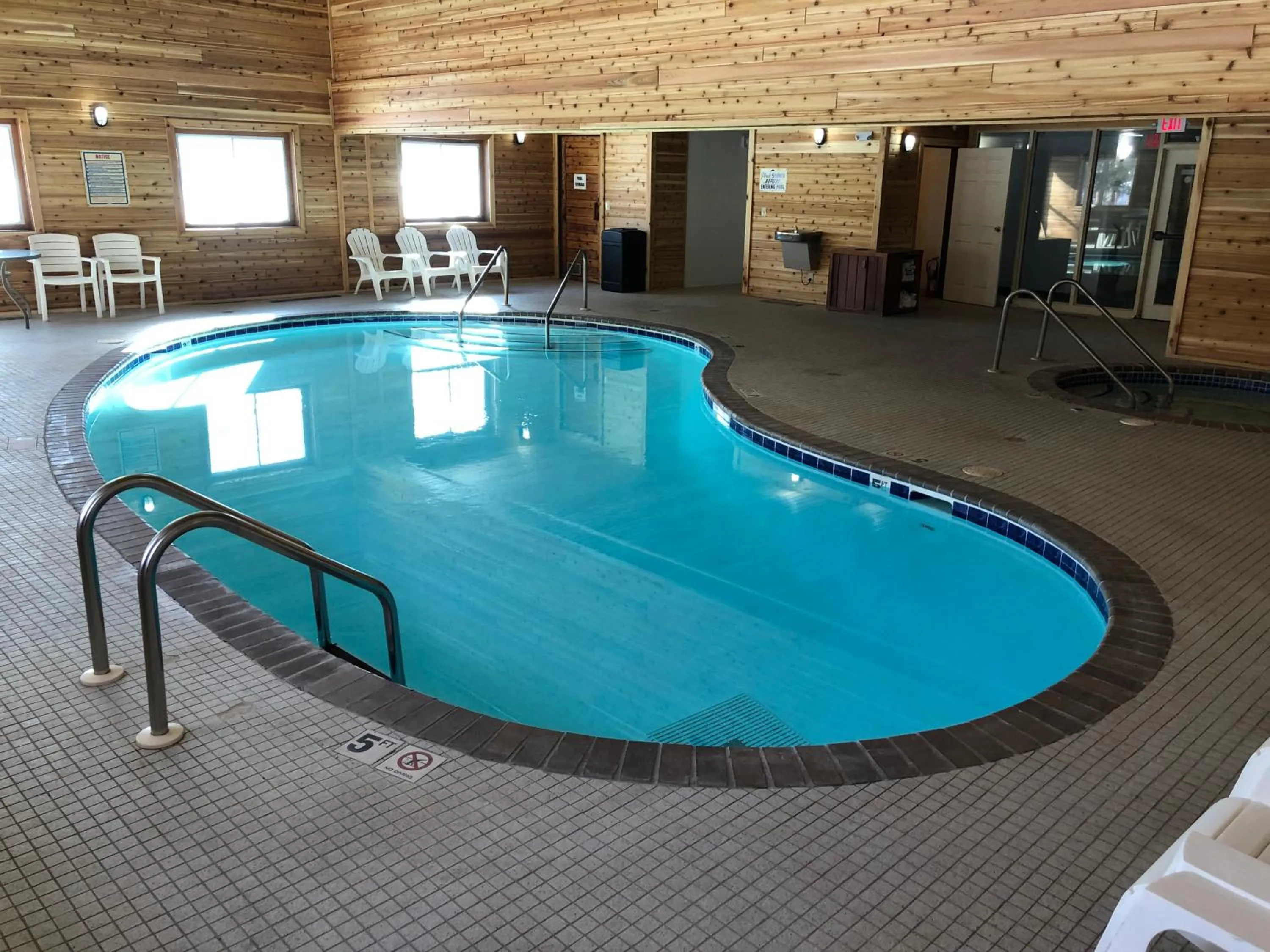 Swimming pool in Super 8 by Wyndham Shakopee