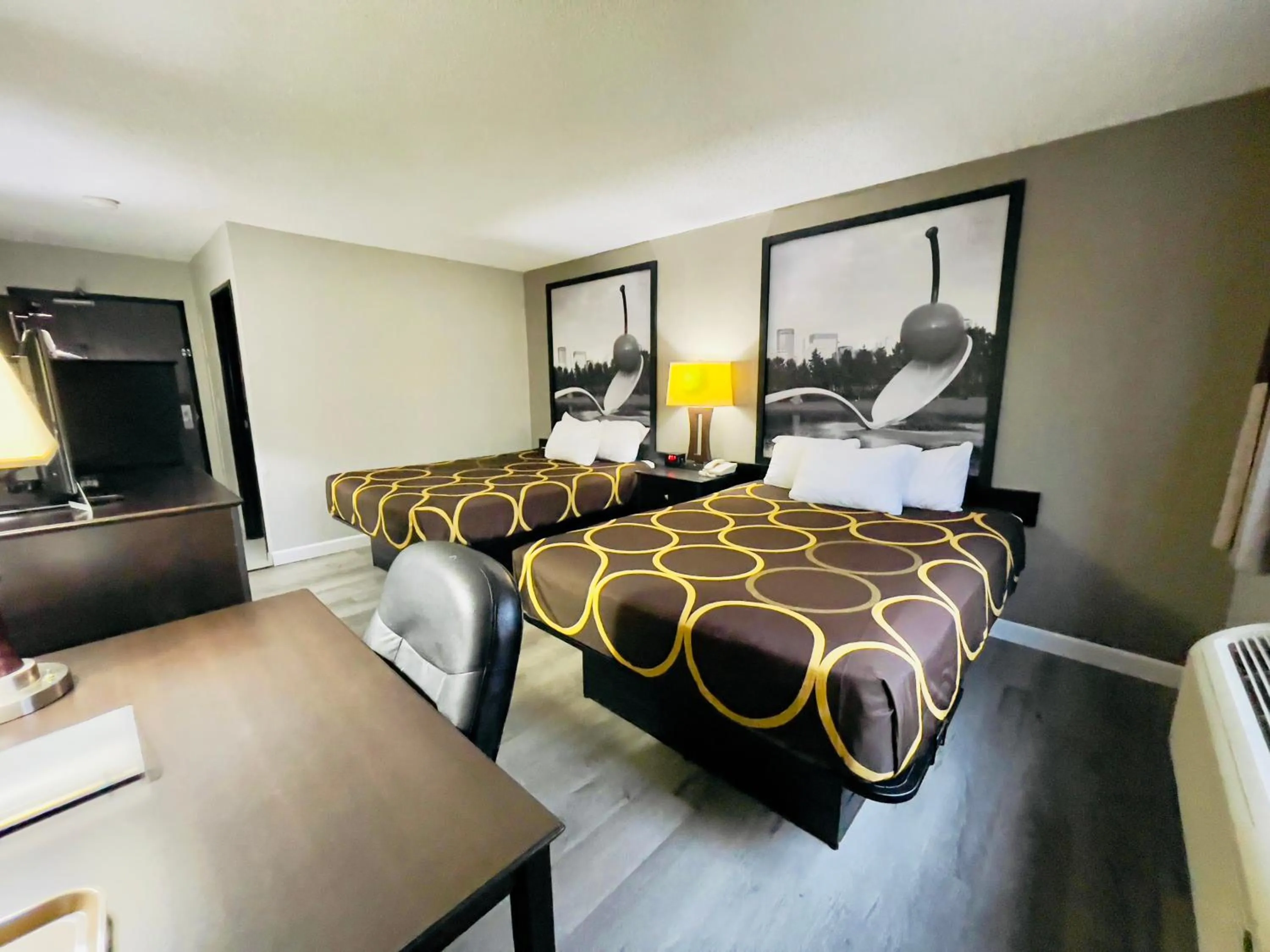 Bedroom, Bed in Super 8 by Wyndham Shakopee