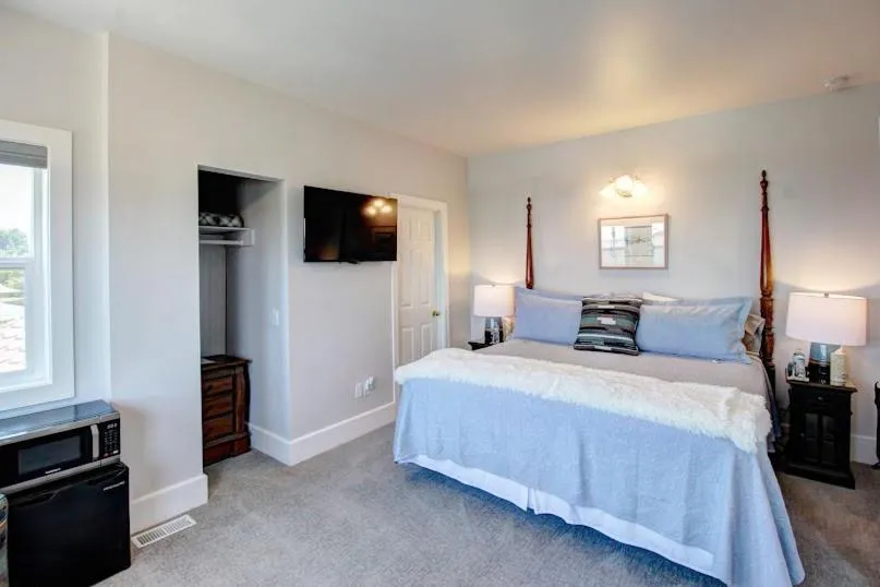 Bed in Anchorage Inn