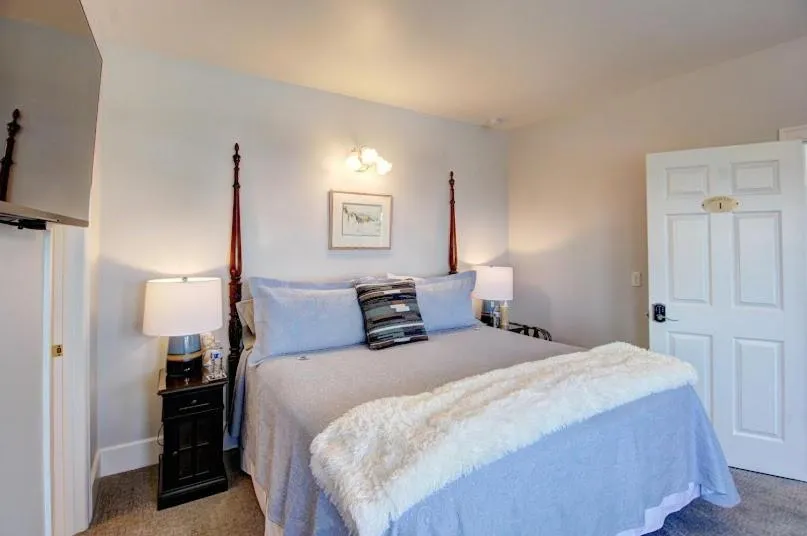 Bed in Anchorage Inn