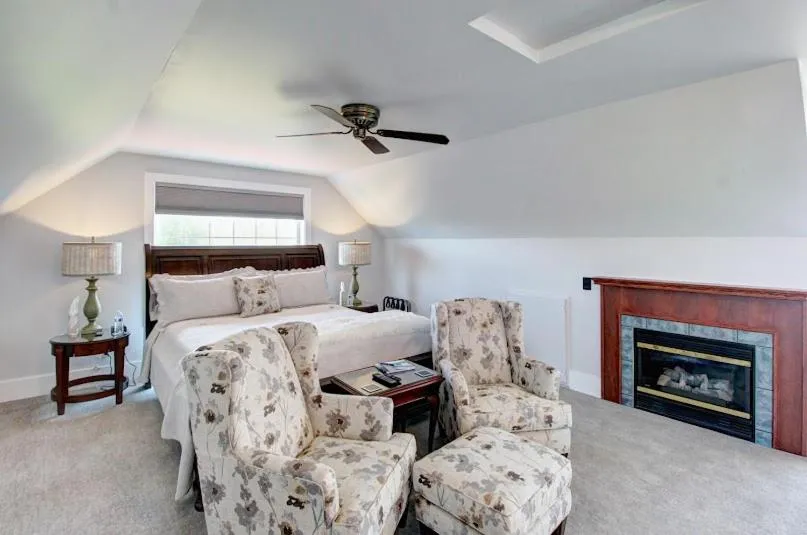 Bed in Anchorage Inn