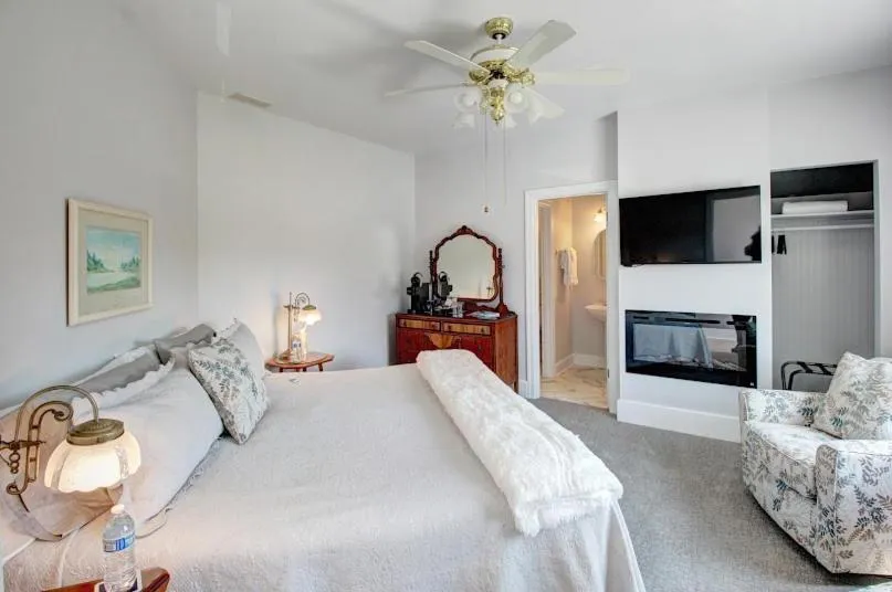 Bed in Anchorage Inn