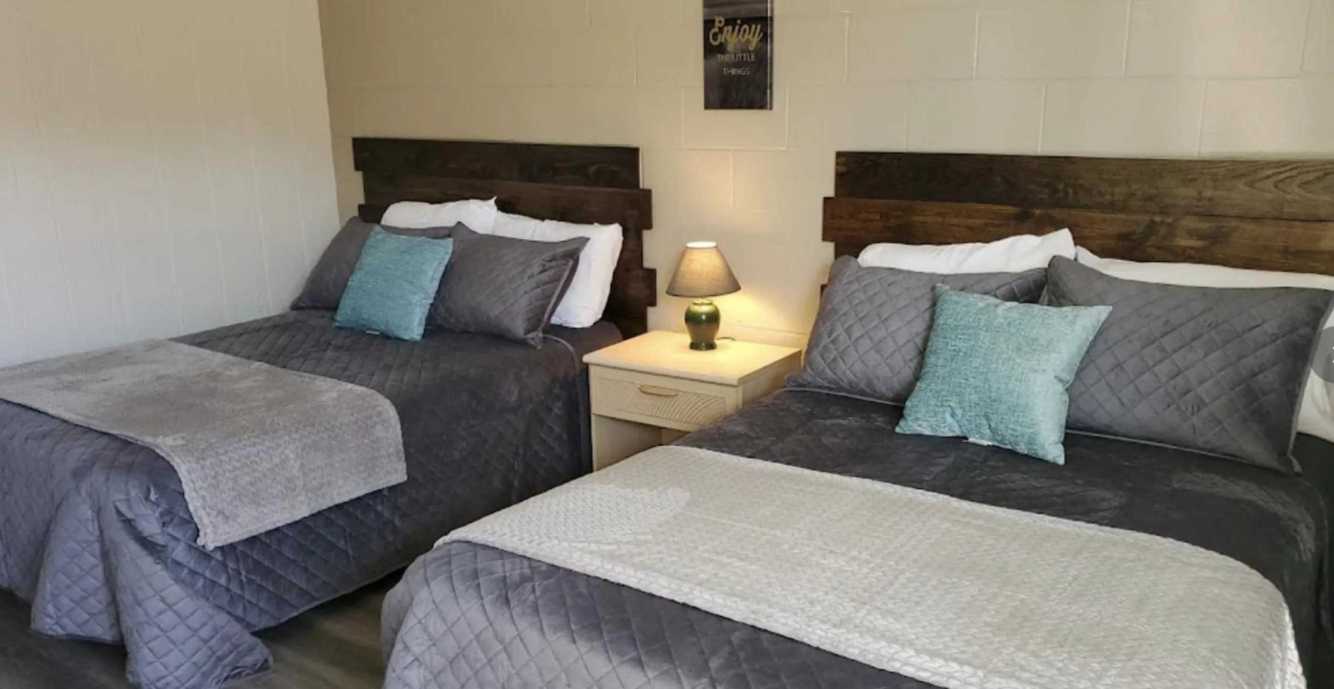 Bed in Axtons Bass City Lake Front Resort