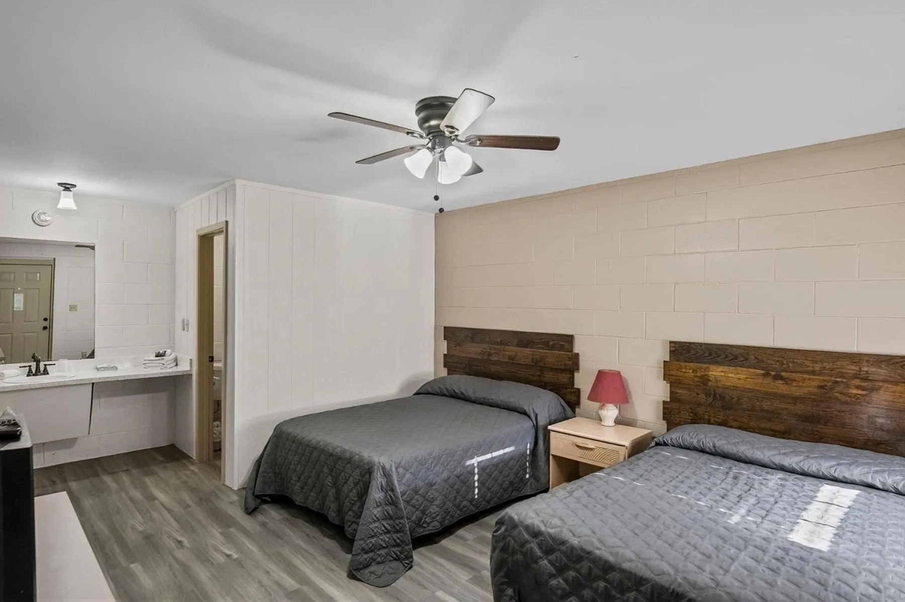 Bed in Axtons Bass City Lake Front Resort