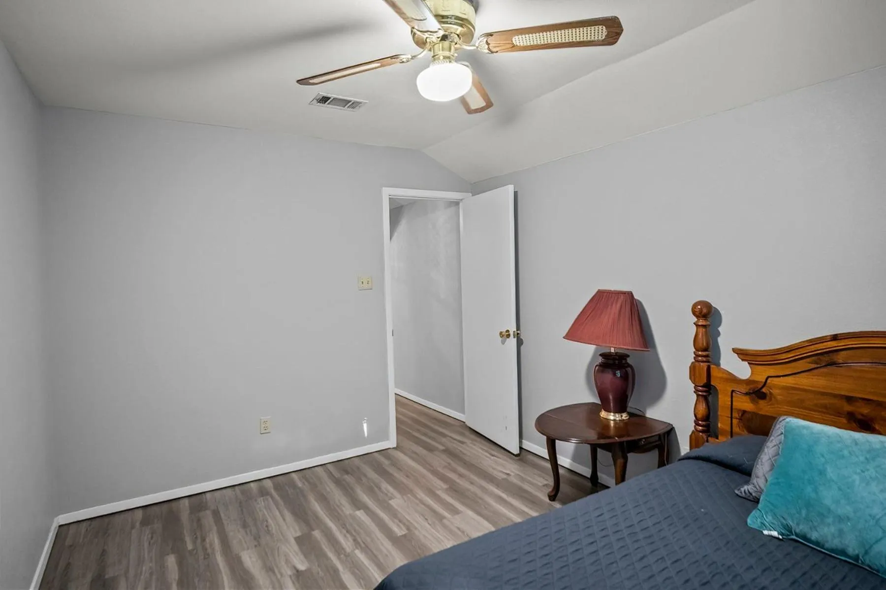 Bed in Axtons Bass City Lake Front Resort