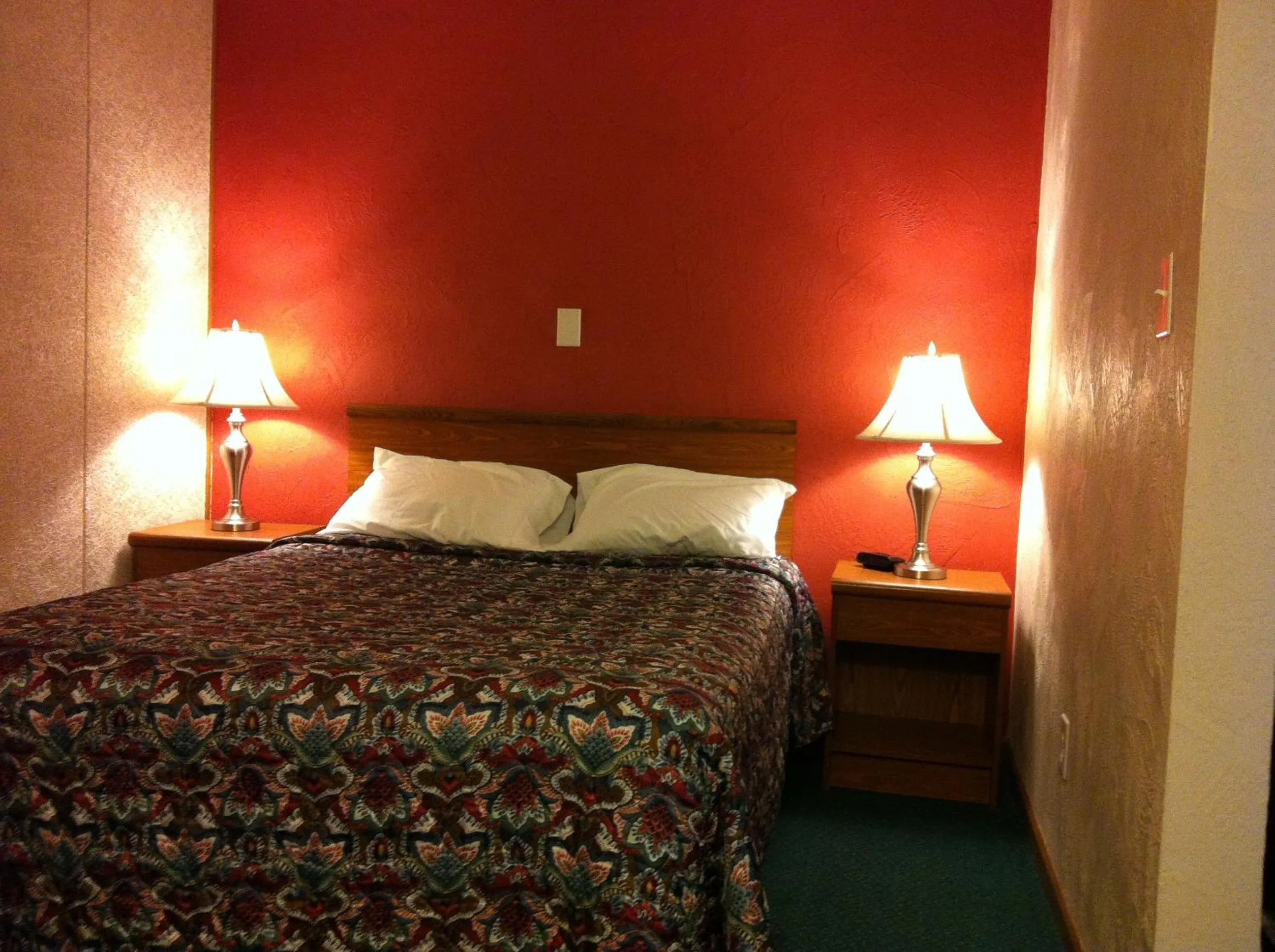 Bed in East Street Inn & Suites