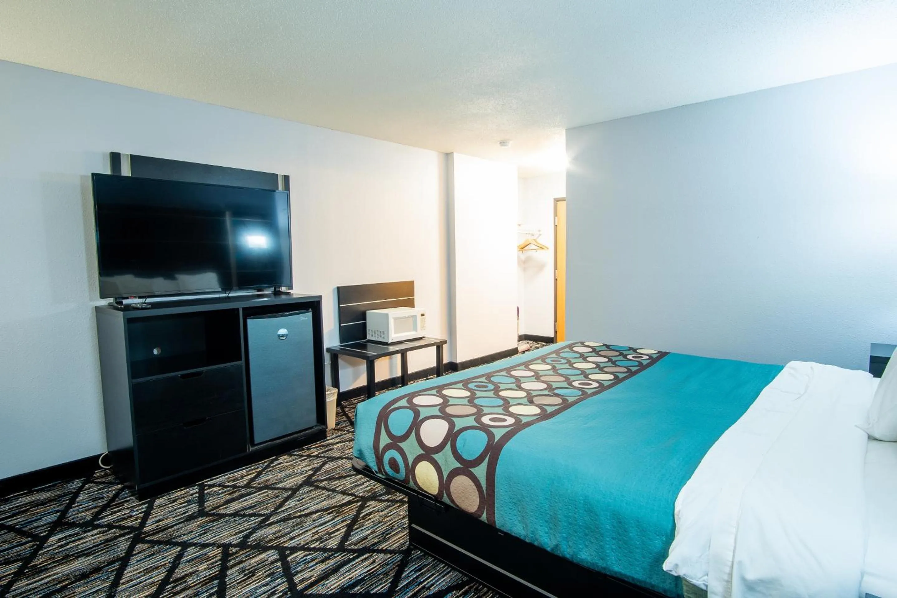 View (from property/room), Bed in Coratel Inn & Suites by Jasper New Richmond