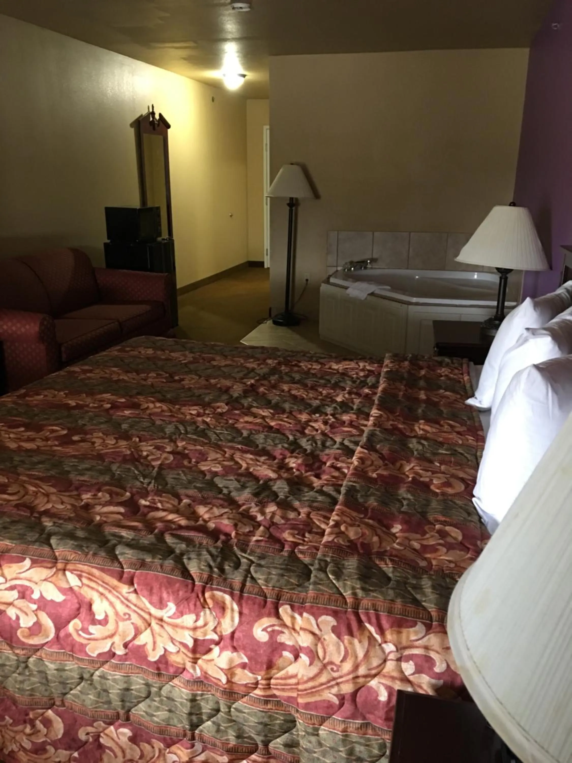 Bed in Econo Lodge Inn & Suites