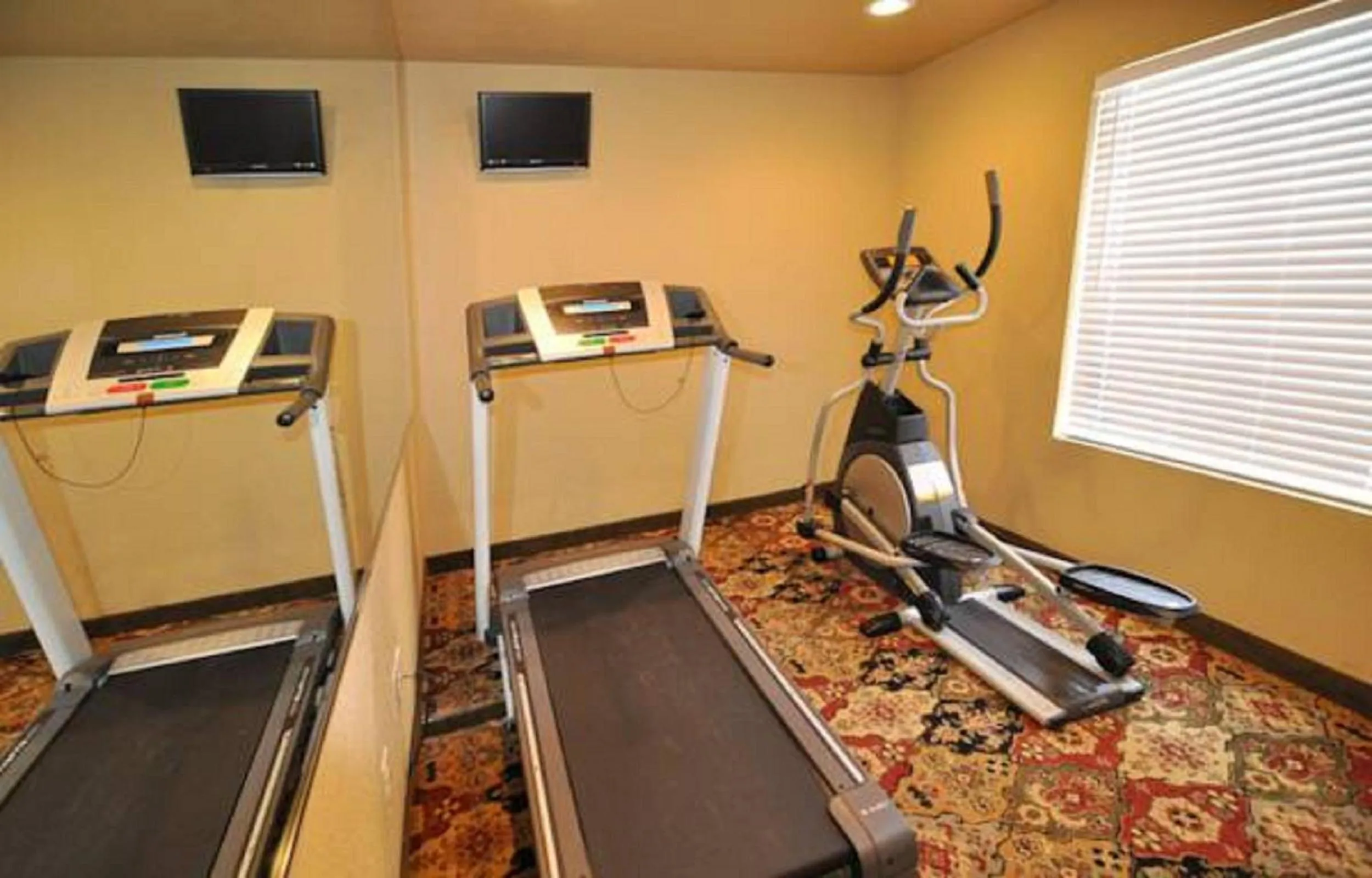 Fitness centre/facilities in Econo Lodge Inn & Suites